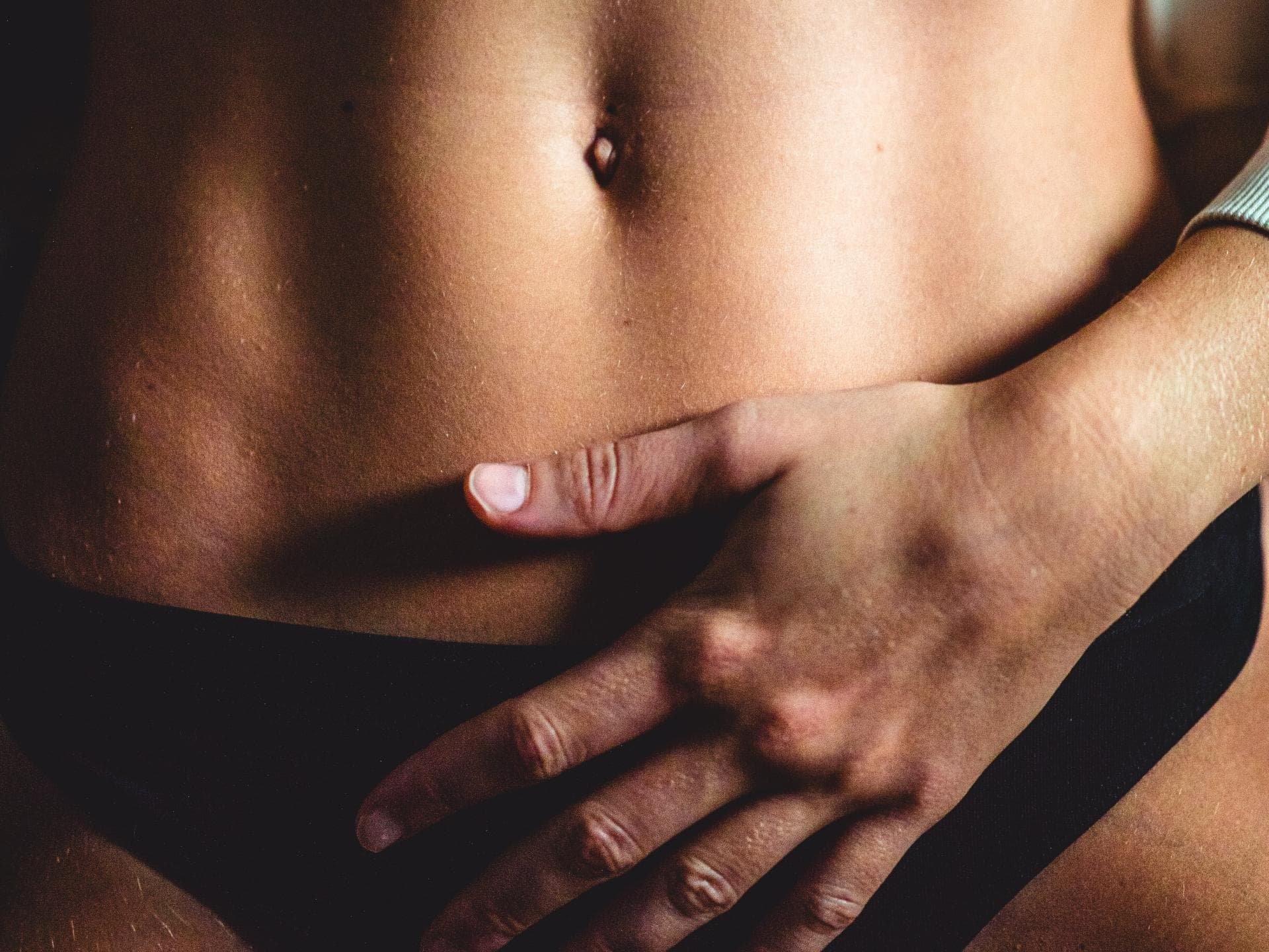 Frau mit Hand auf Bauch