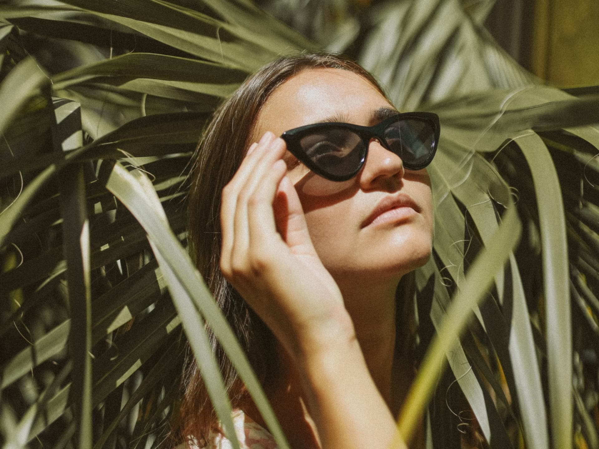 Frau mit Sonnenbrille im Sommer