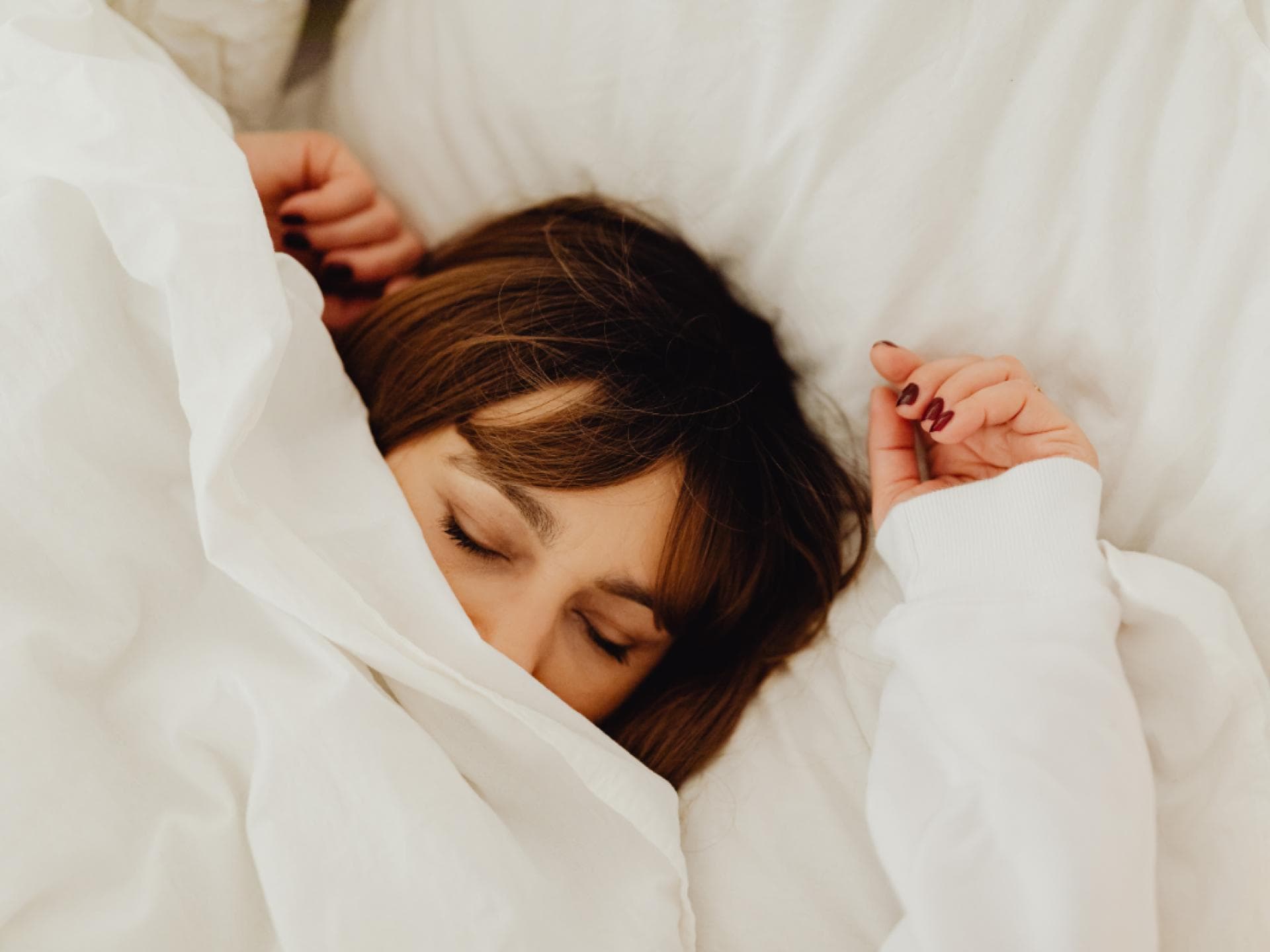 Frau schläft im Bett