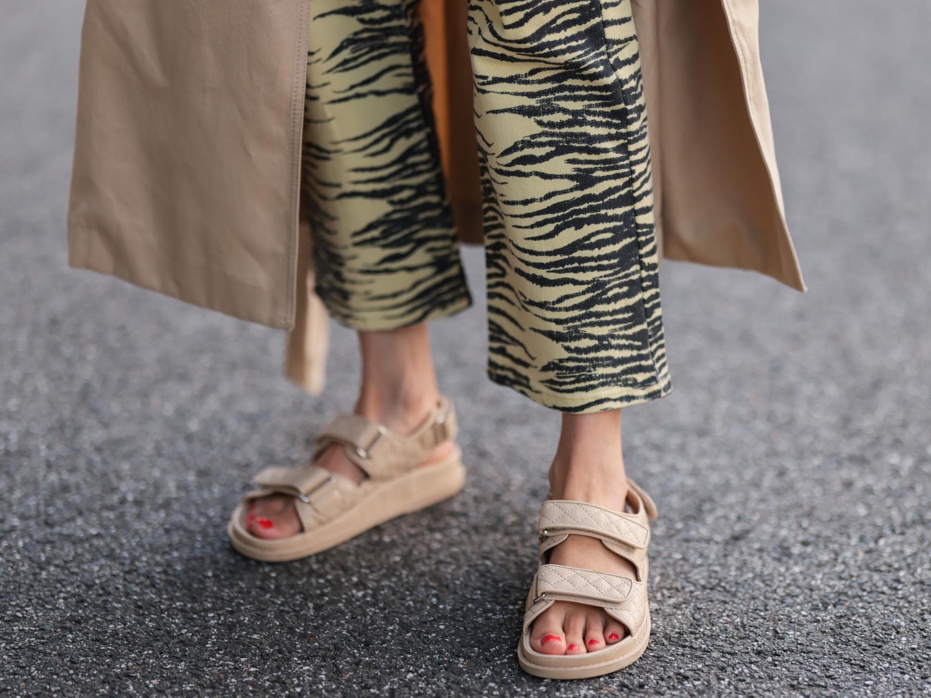 Frau trägt Birkenstocks