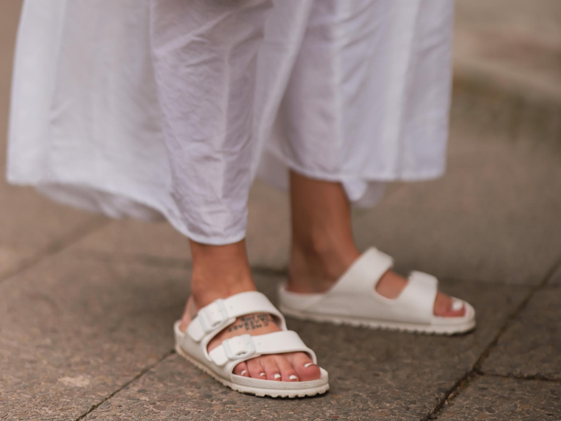 Frau trägt Birkenstocks
