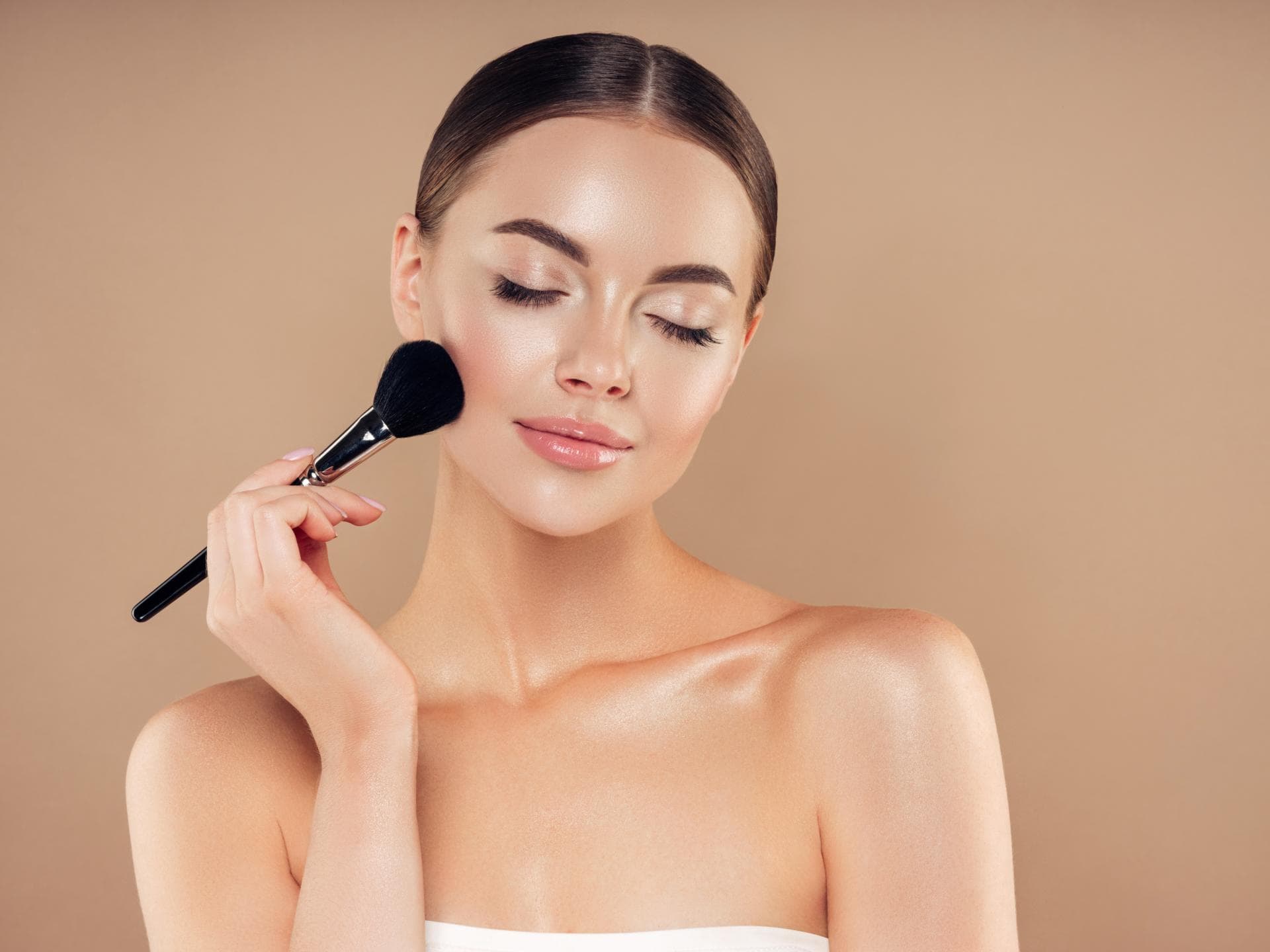 Frau trägt Make-up auf