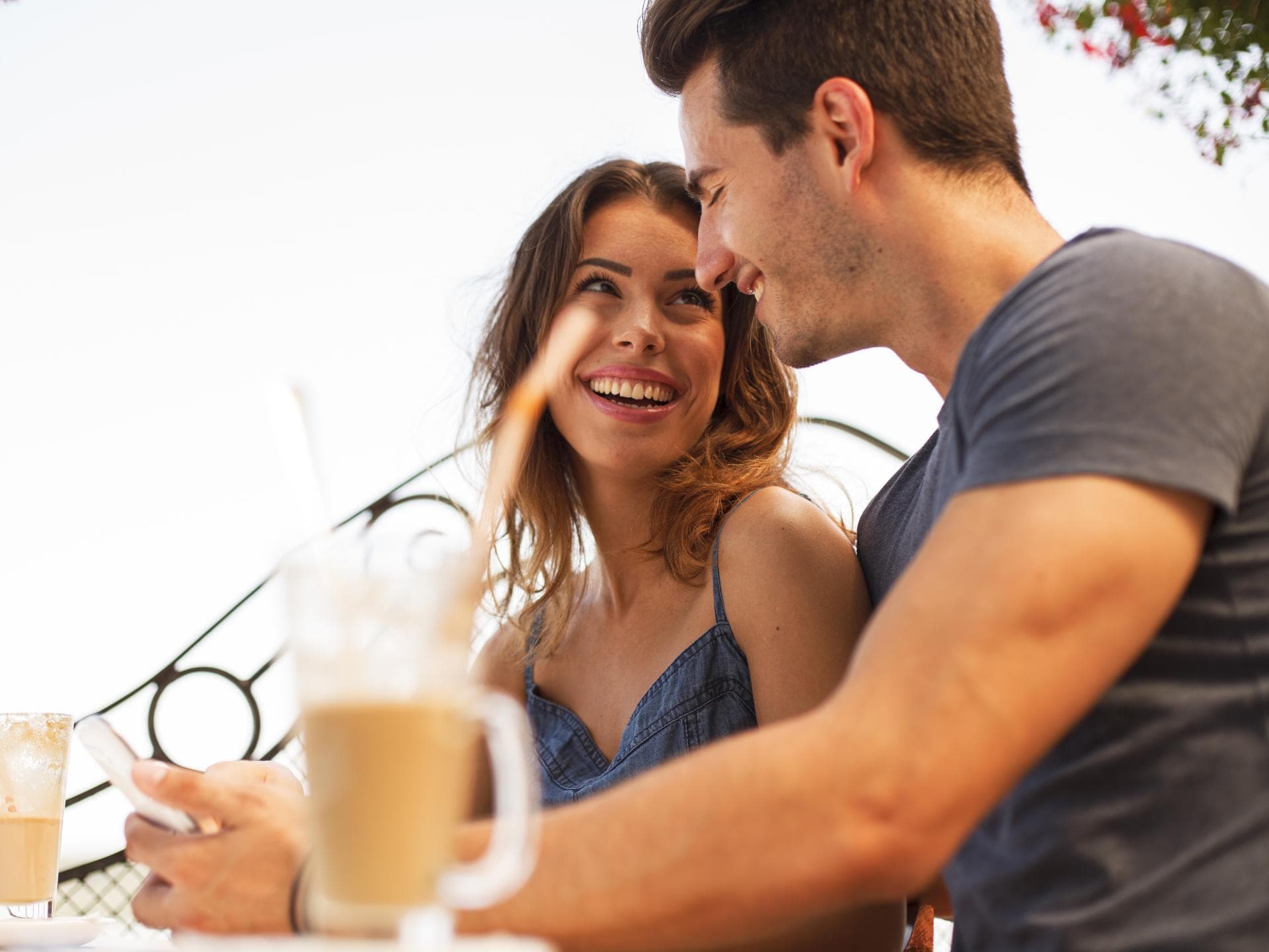 Frau und Mann beim ersten Date