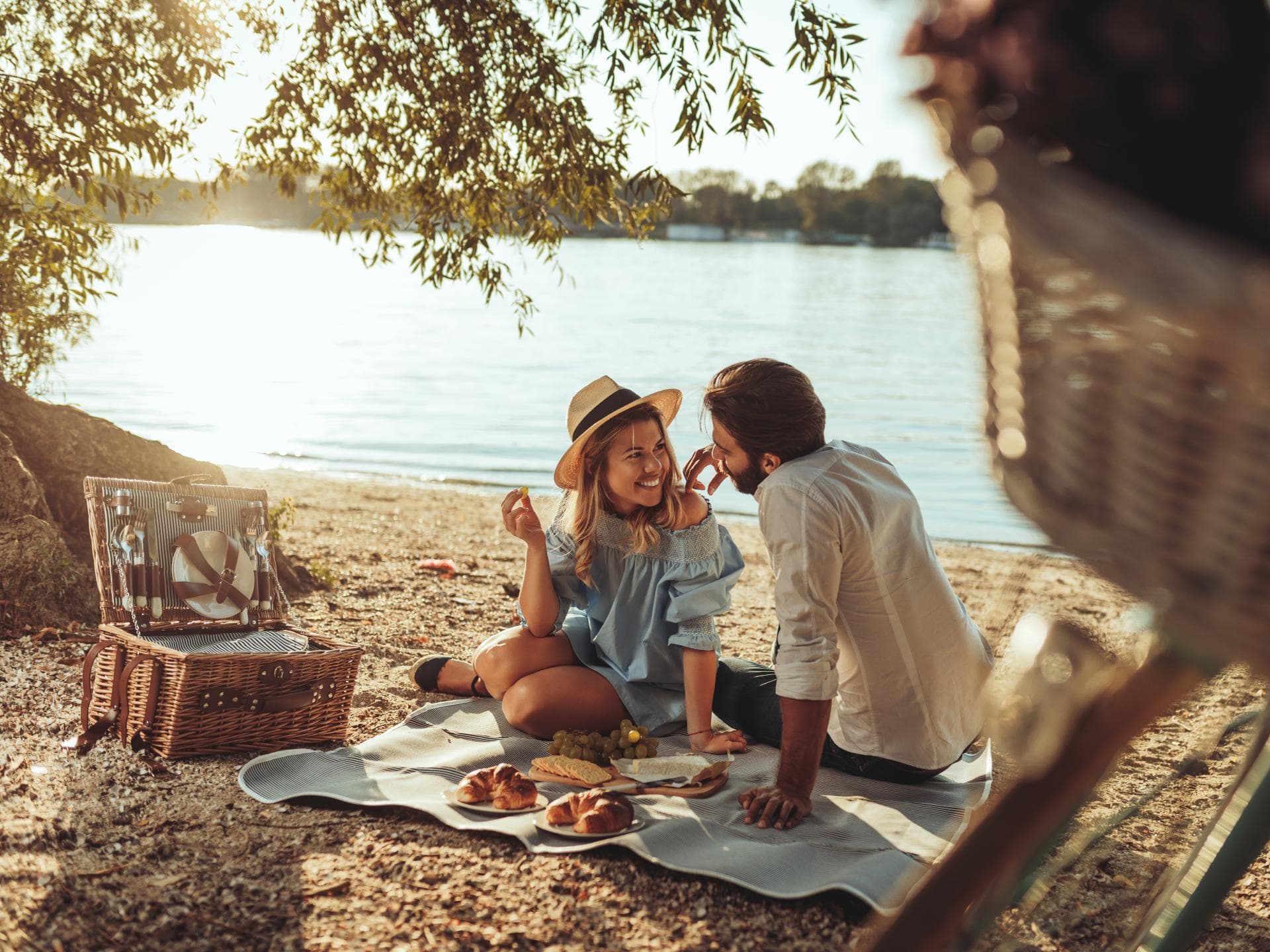 Frau und Mann beim ersten Date