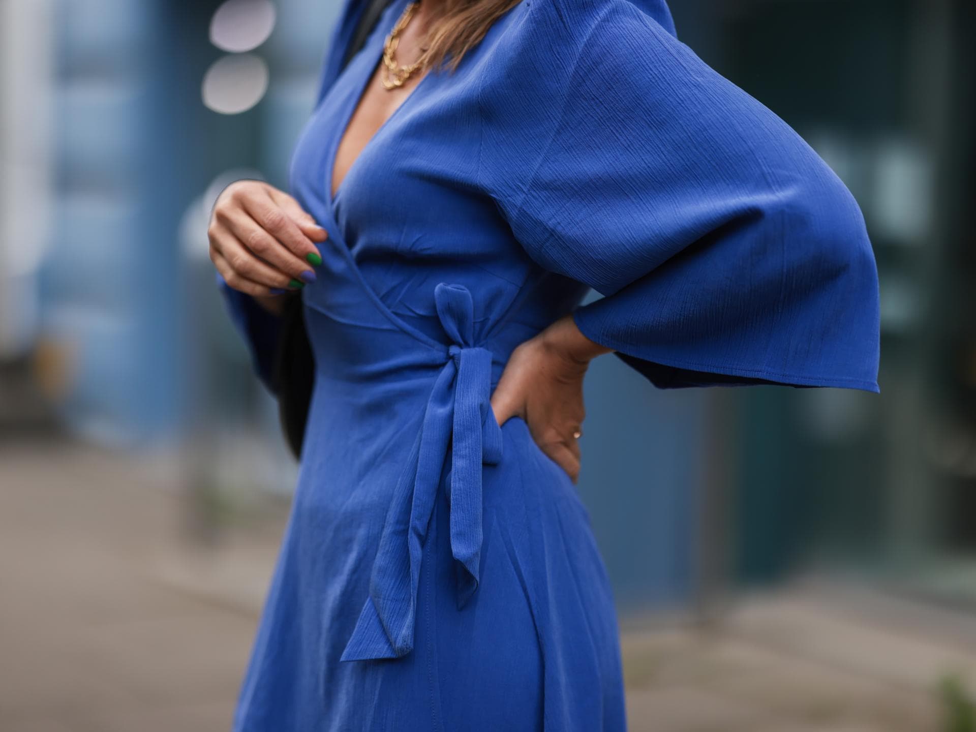 Frau trägt blaues Wickelkleid