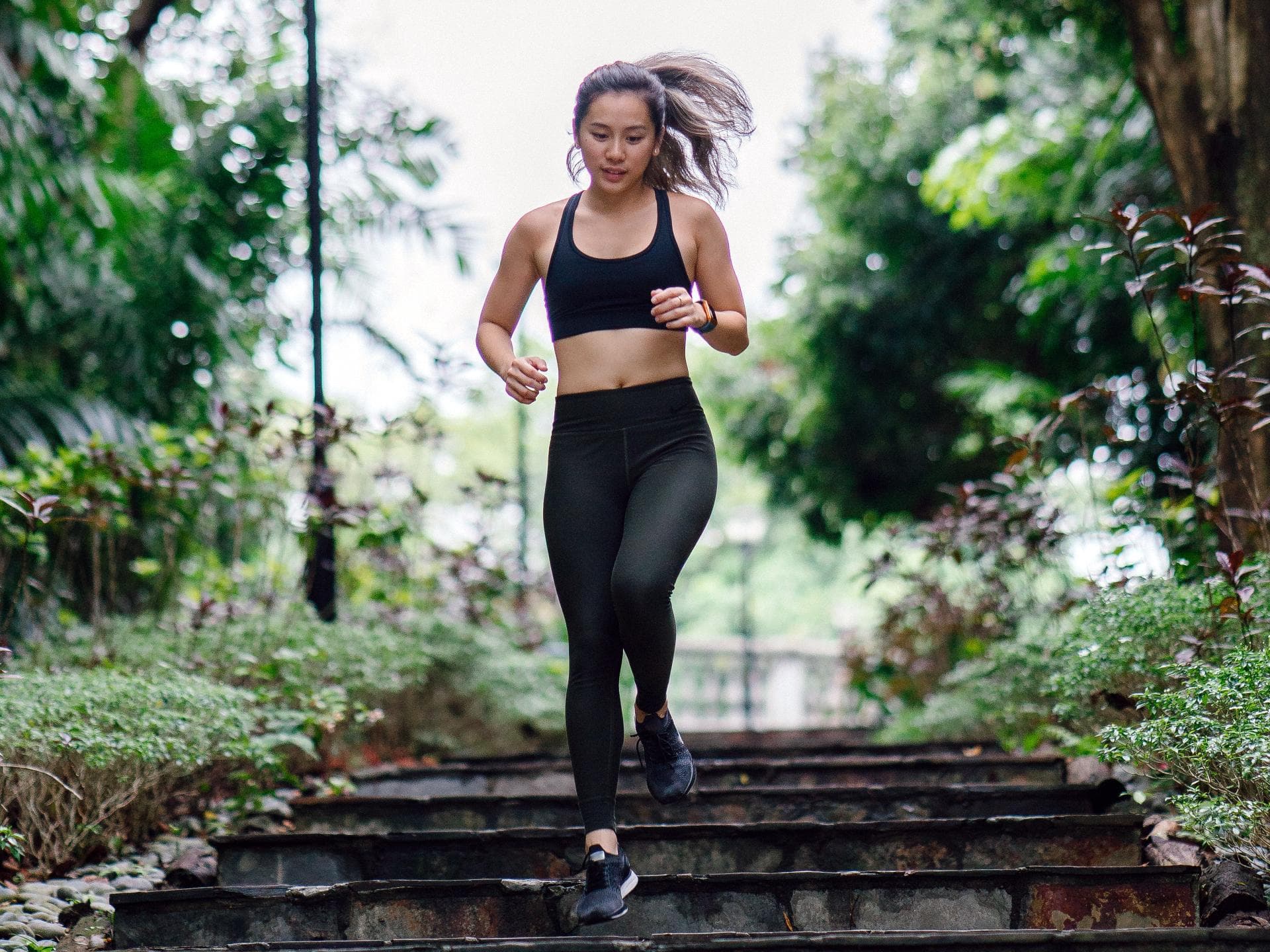 Frau joggt in Park