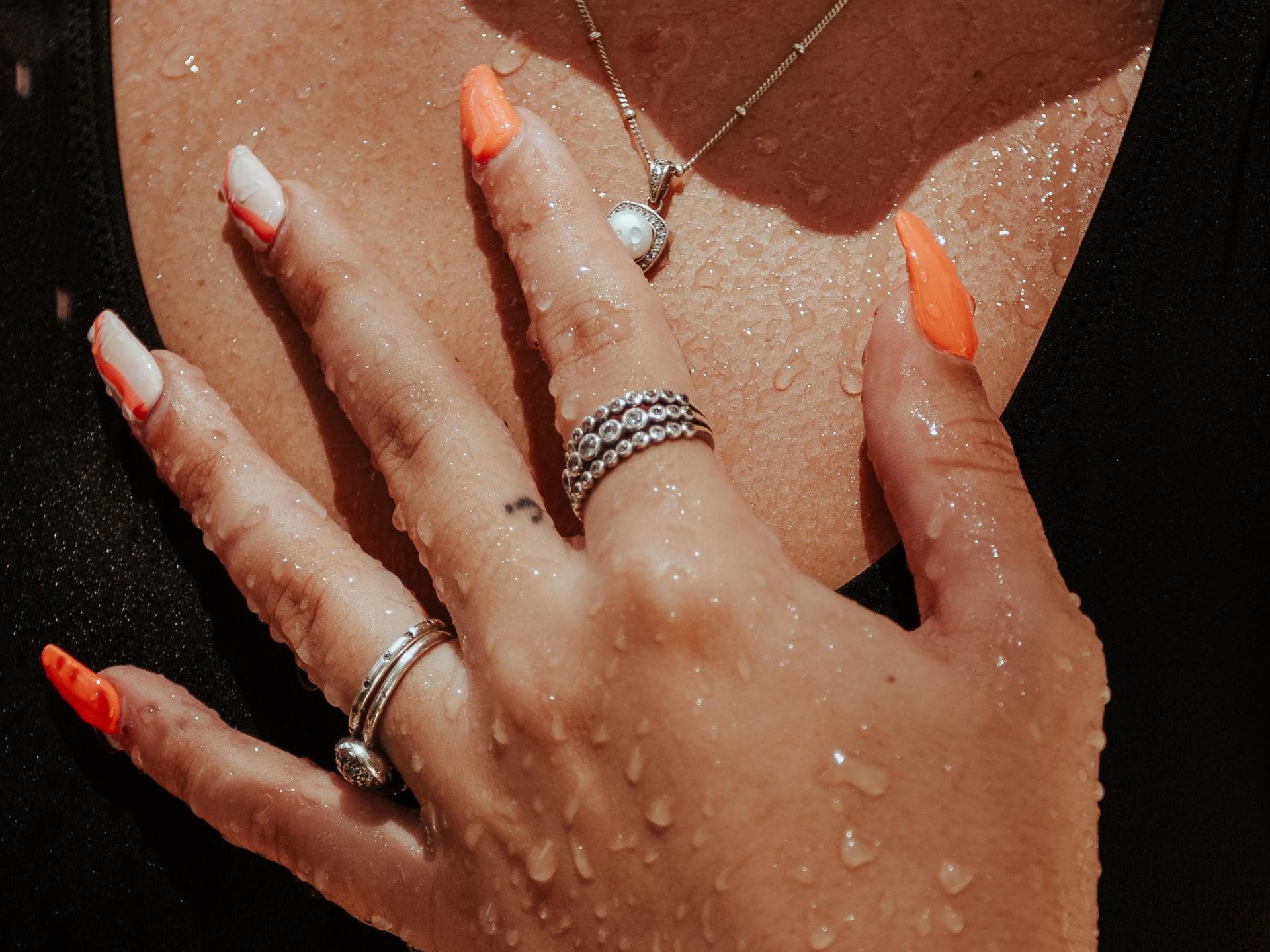 Nageltrend gebräunte Haut