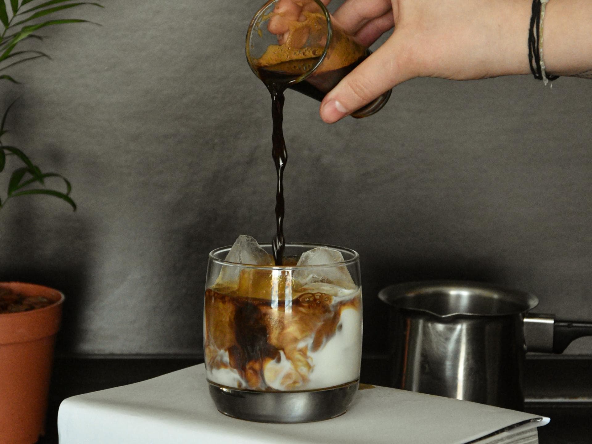 Eiskaffe einschenken