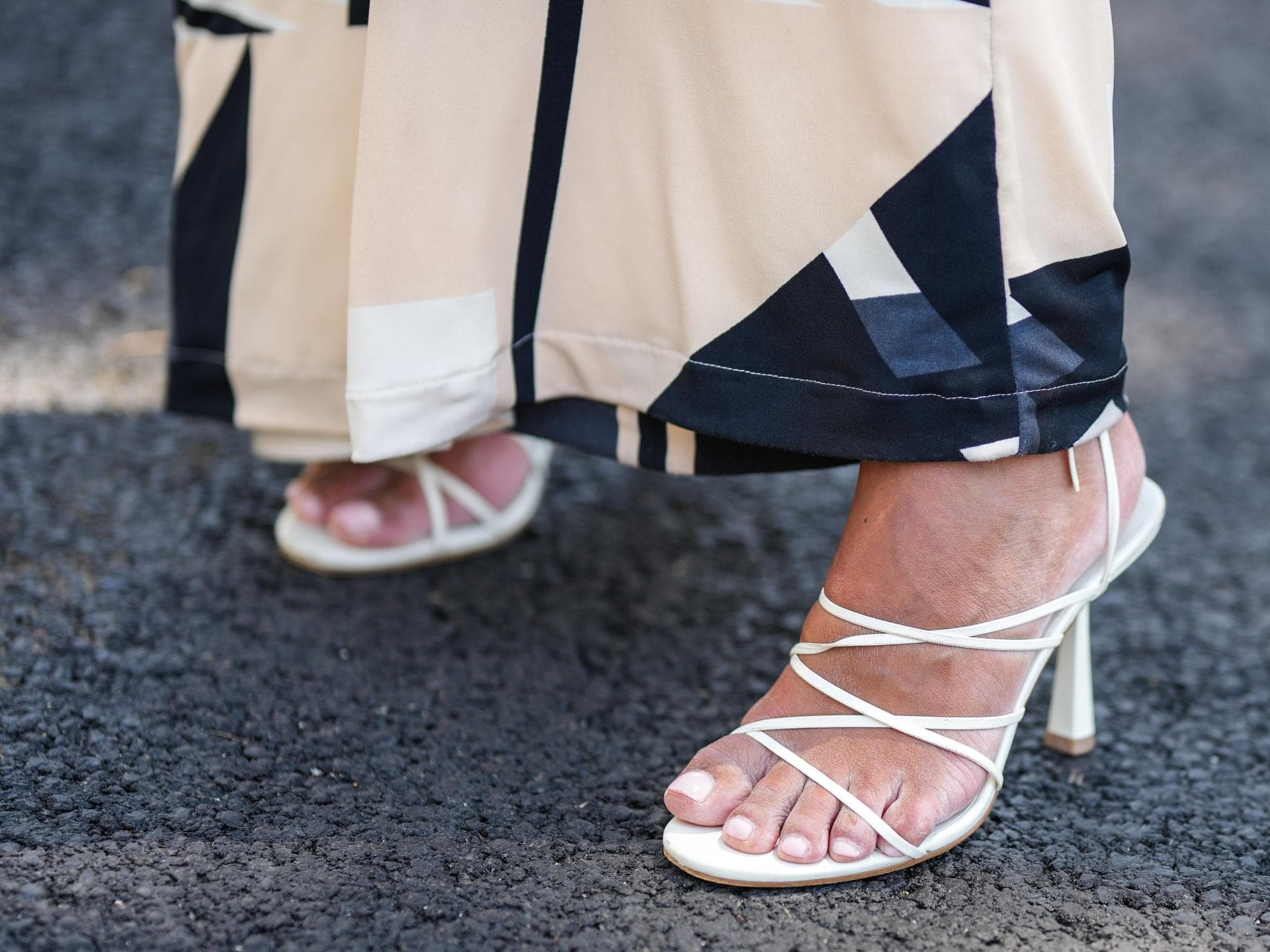 Schuhtrend Sandalen mit Absatz in weiß
