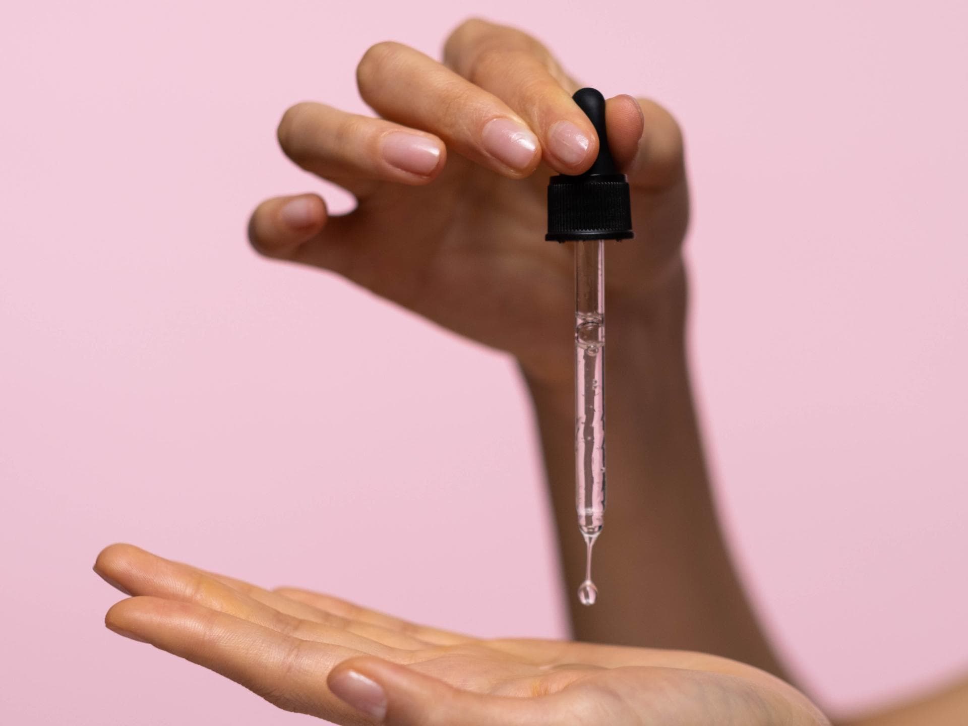 Beauty-Trend 2022: Dieses Serum lässt dich strahlen Hände tragen Serum auf