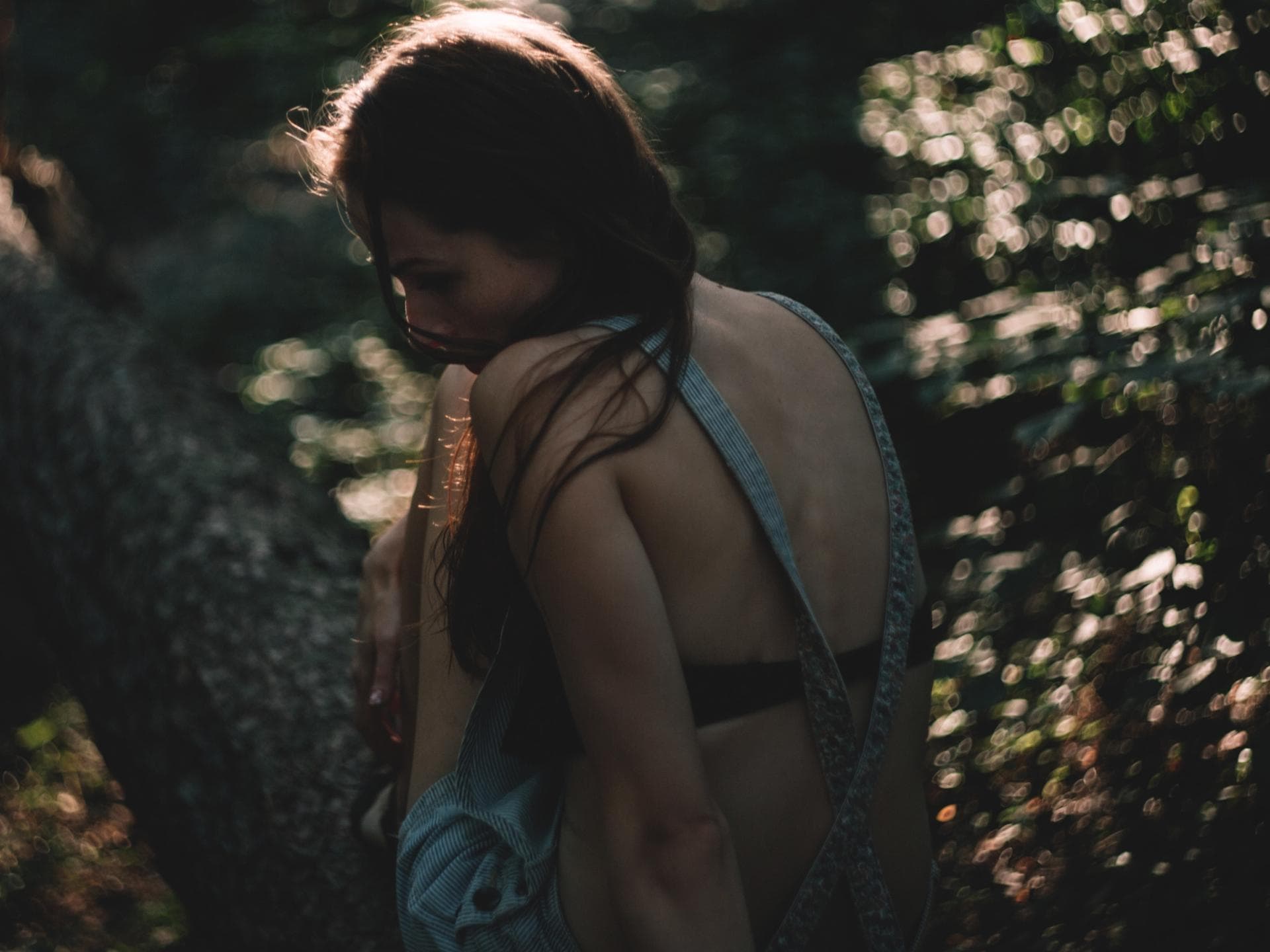 Sternzeichen die etwas Besseres verdienen Frau im Wald guckt traurig zur Seite