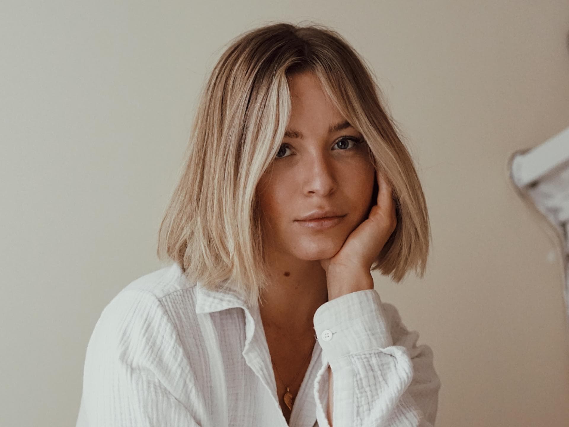 Blonde Frau Sternzeichen