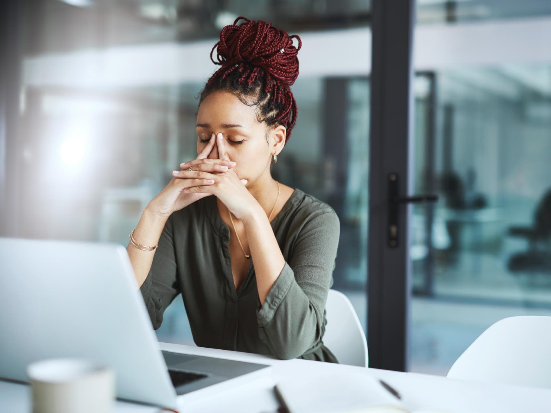 Frau ist unzufrieden im Job