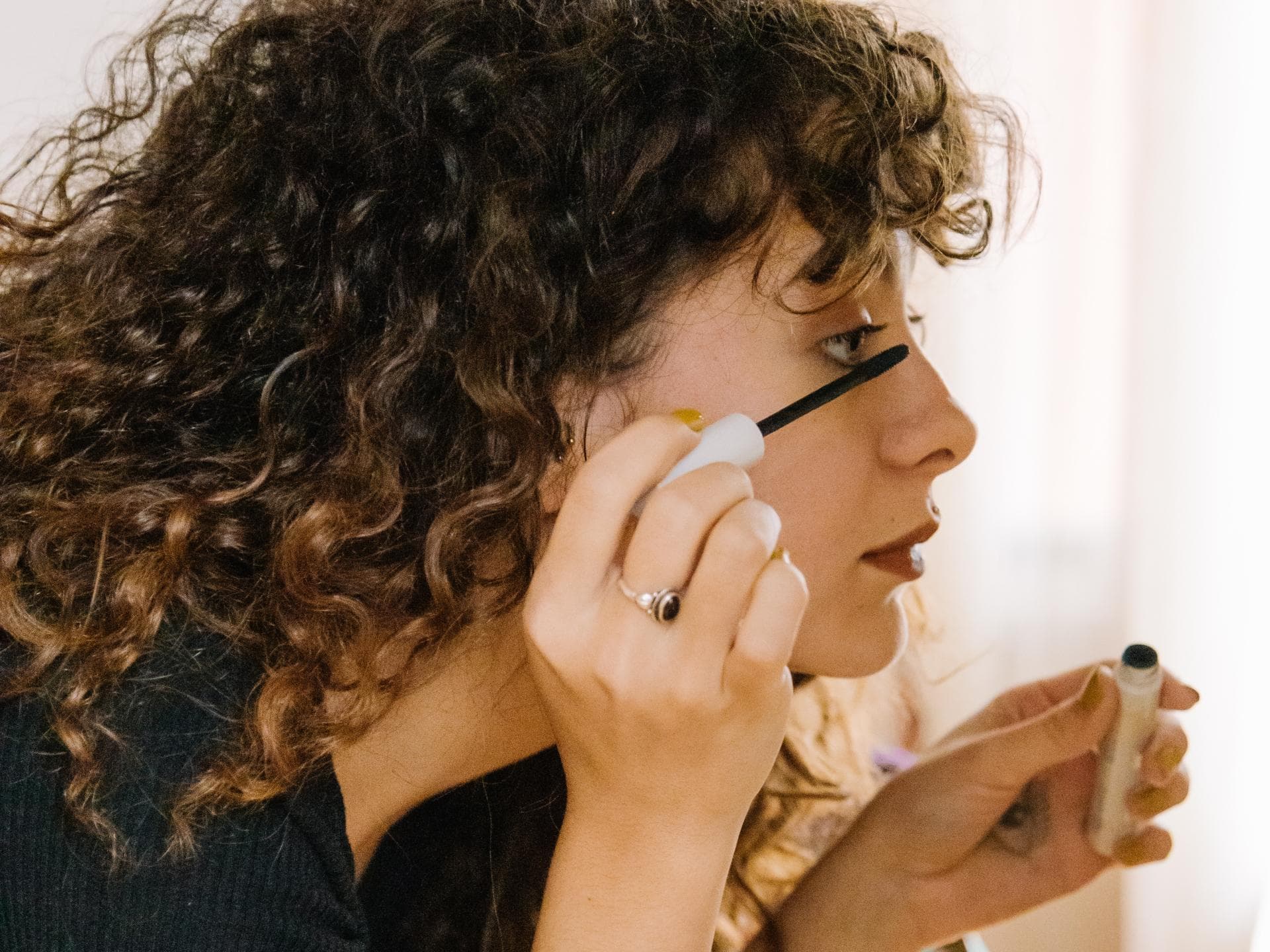 Beauty-Trend 2022: Die besten wasserfesten Wimperntuschen Frau trägt Mascara auf