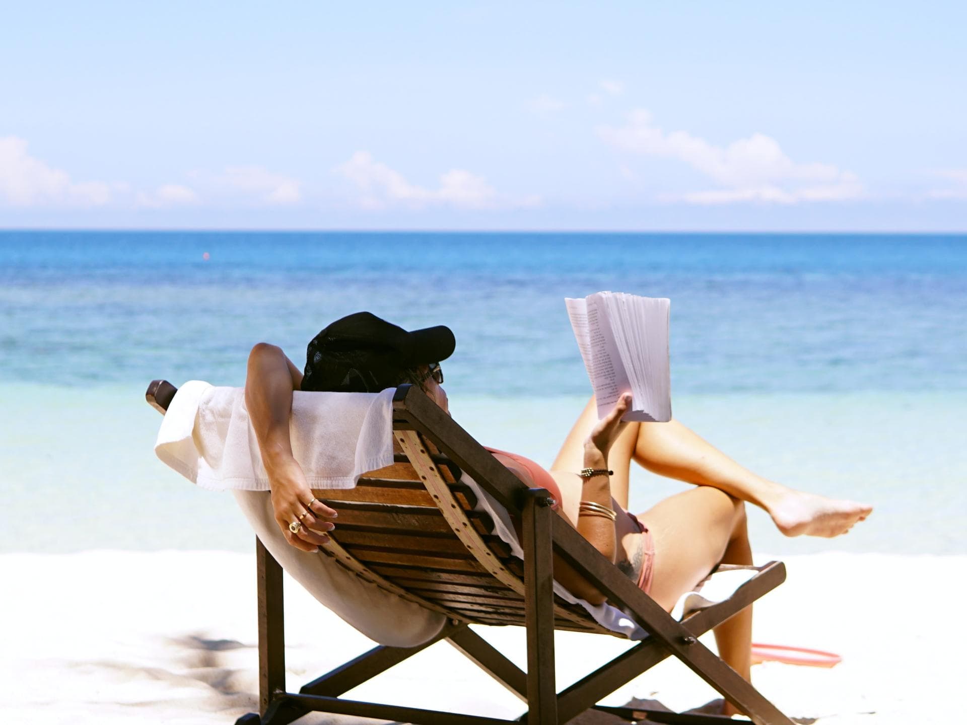 Frau liest Buch am Strand