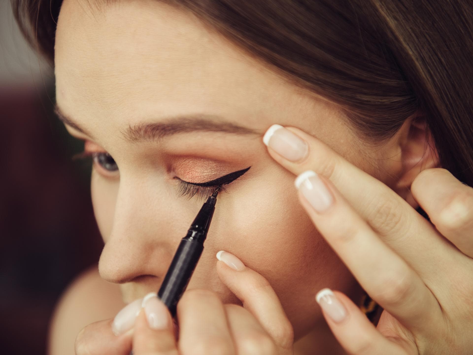 Frau trägt Eyeliner auf