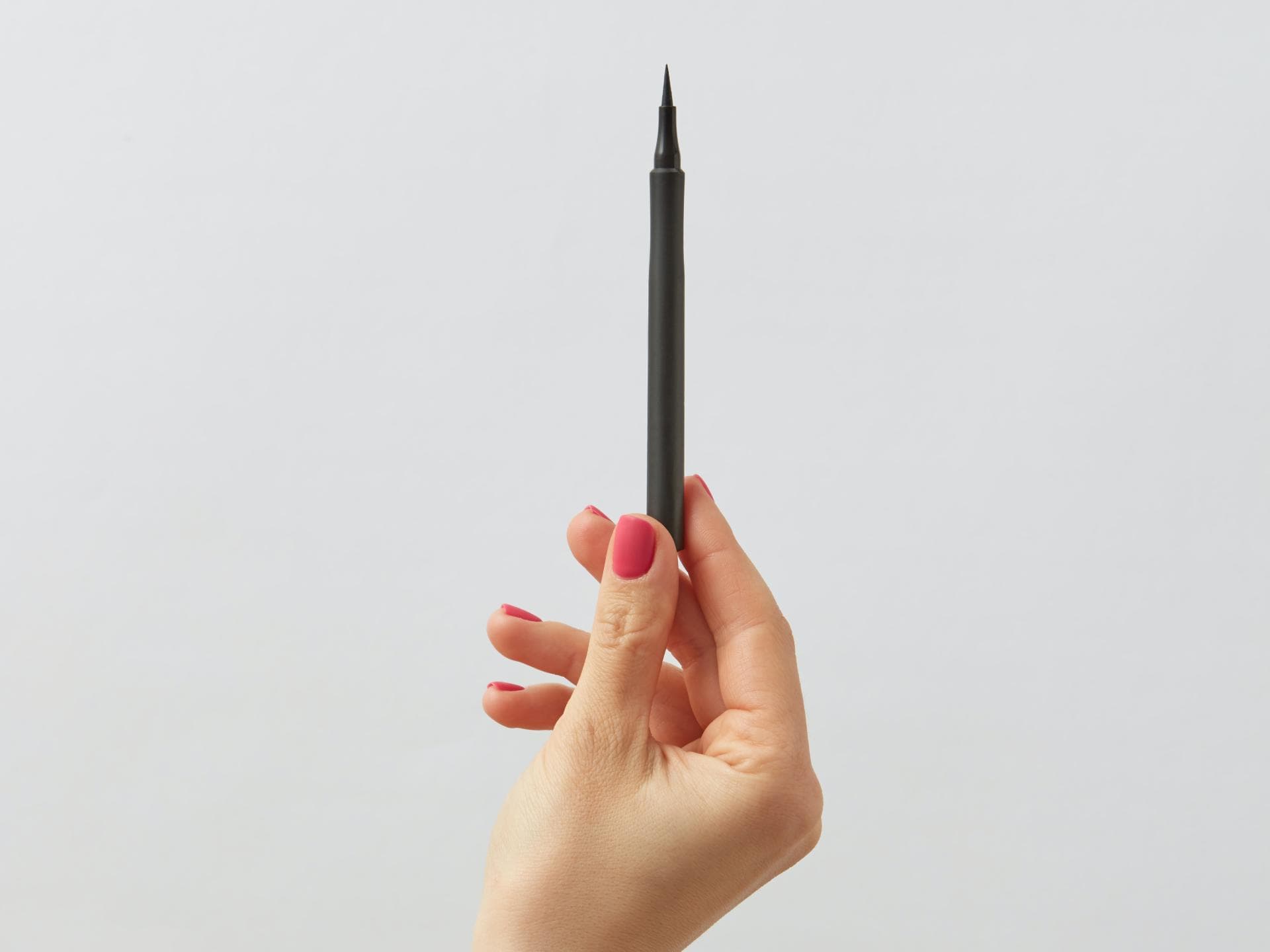 Eyeliner wird hochgehalten