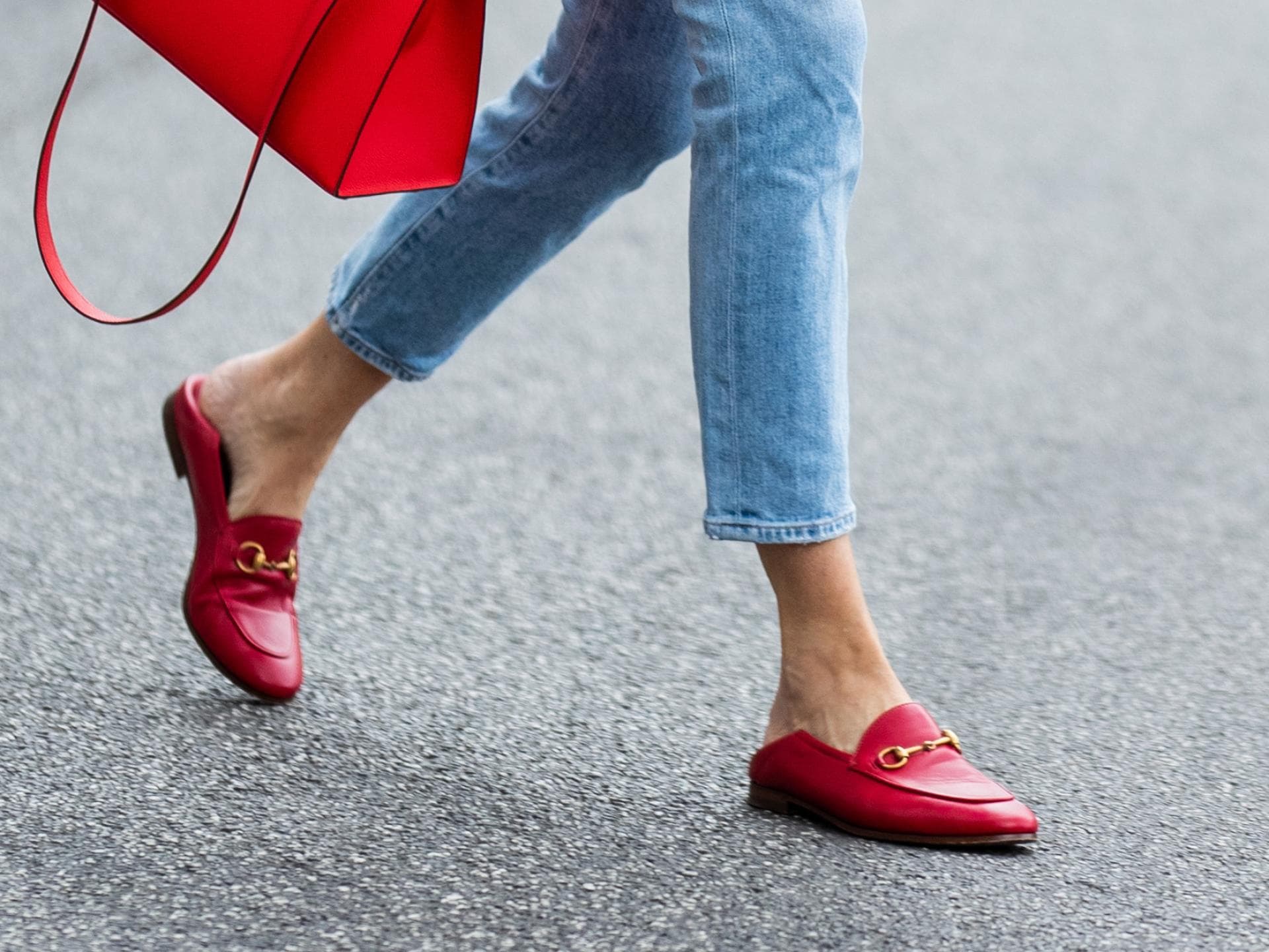 Frau trägt Gucci-Slipper