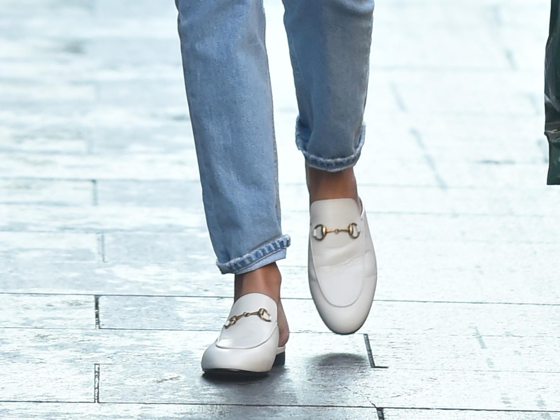 Frau trägt Gucci-Slipper