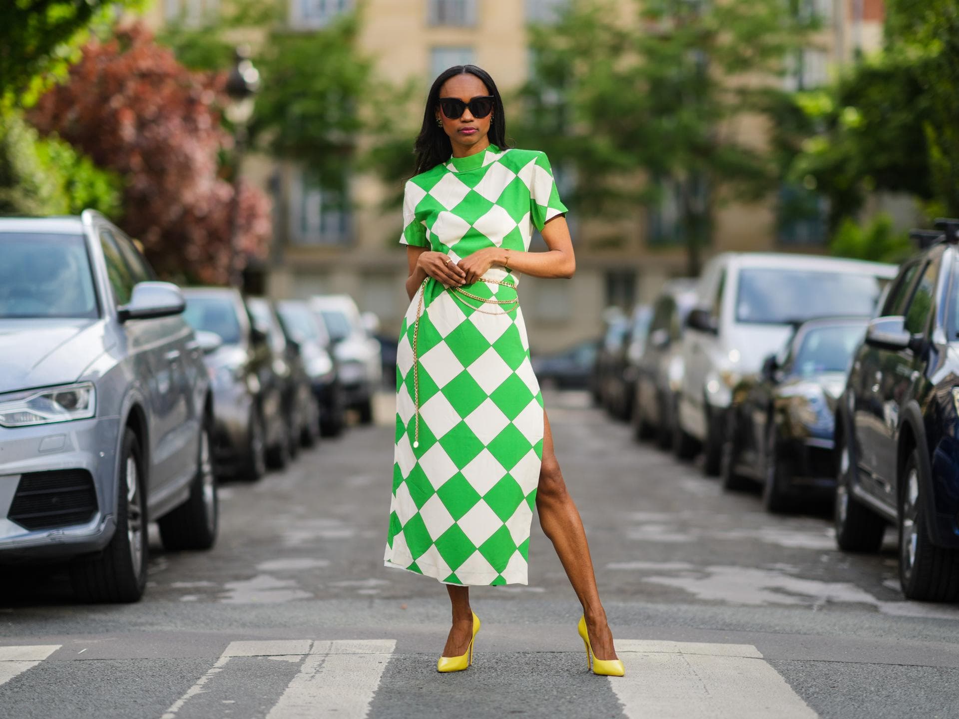 Frau trägt Midi-Kleid