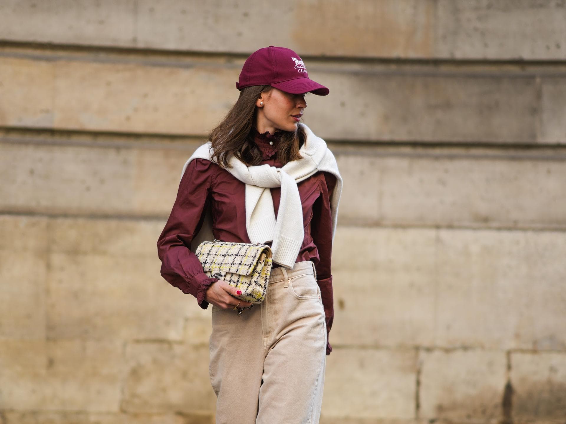 Frau trägt Baseball Cap