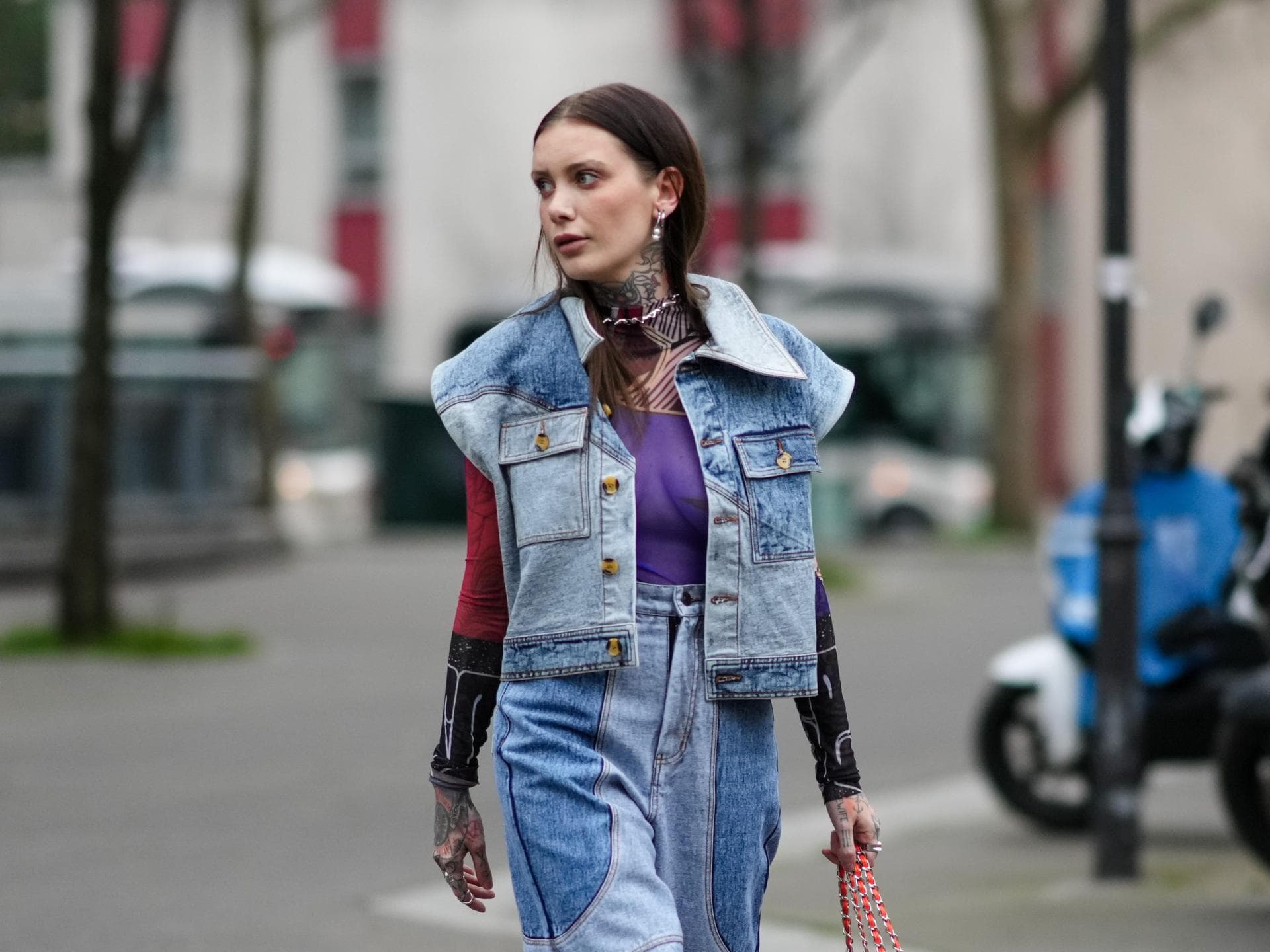 Frau trägt Jeans