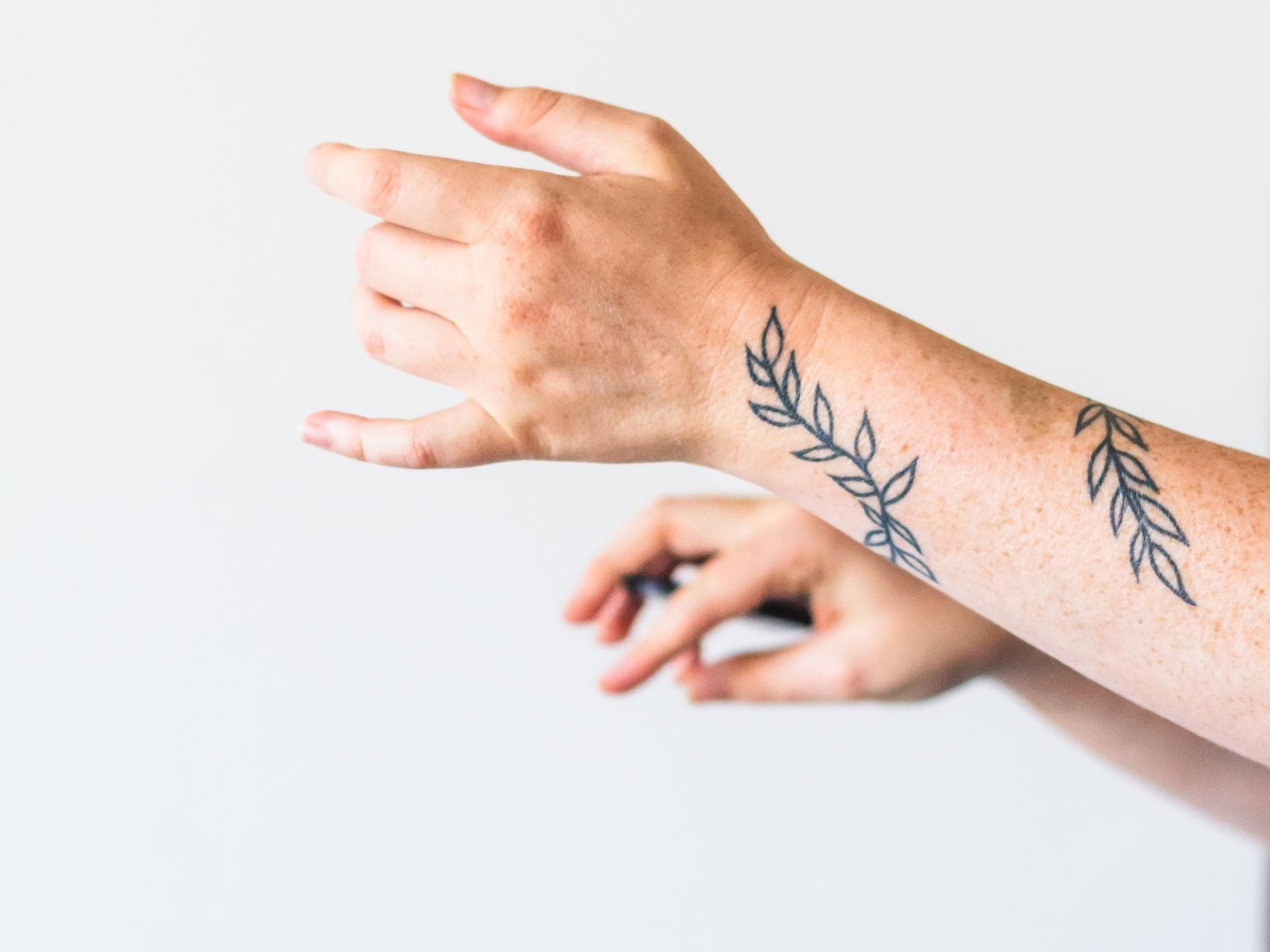 Handpoke Tattoo auf Armen