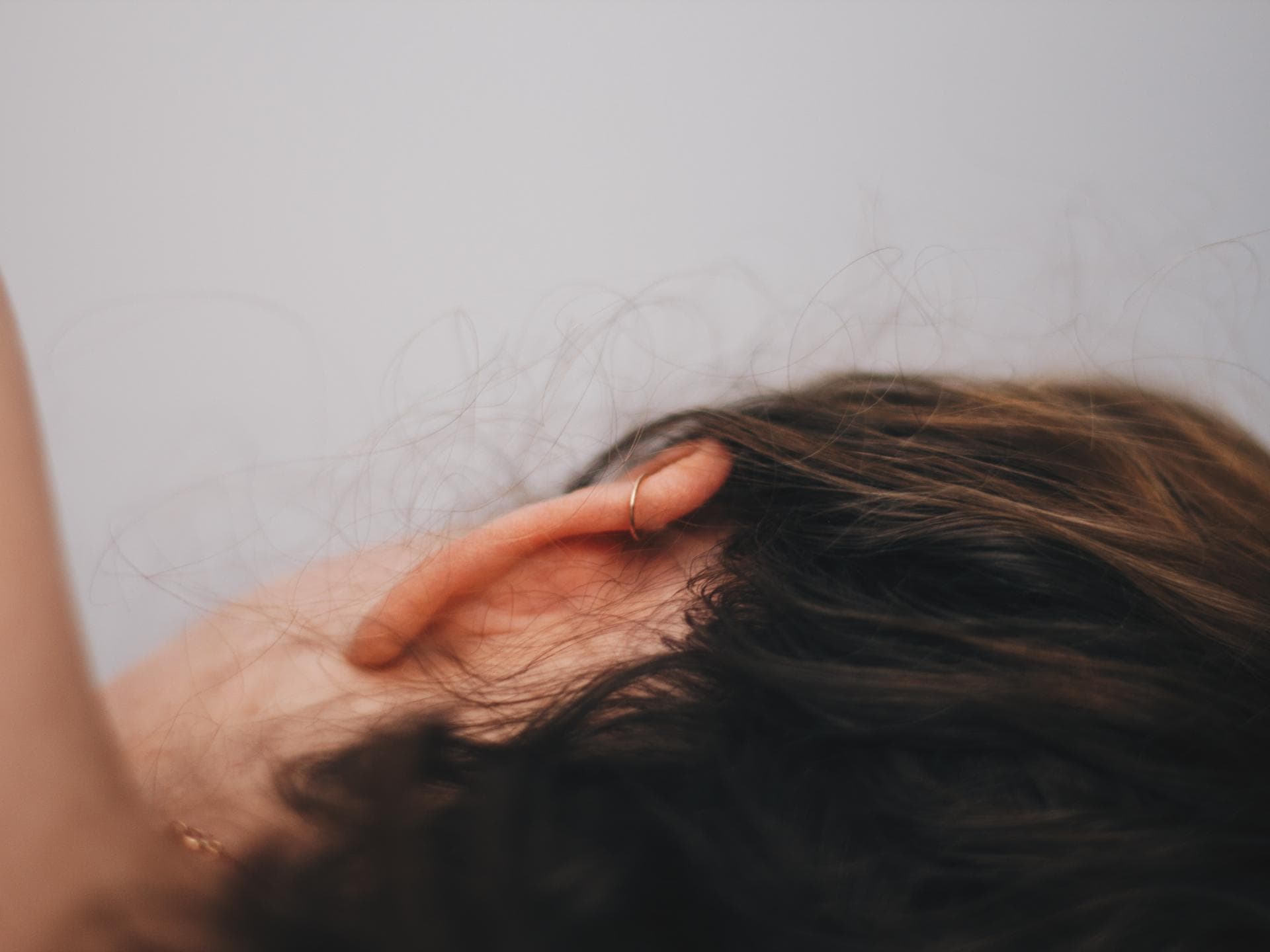 Frau mit Helix Piercing