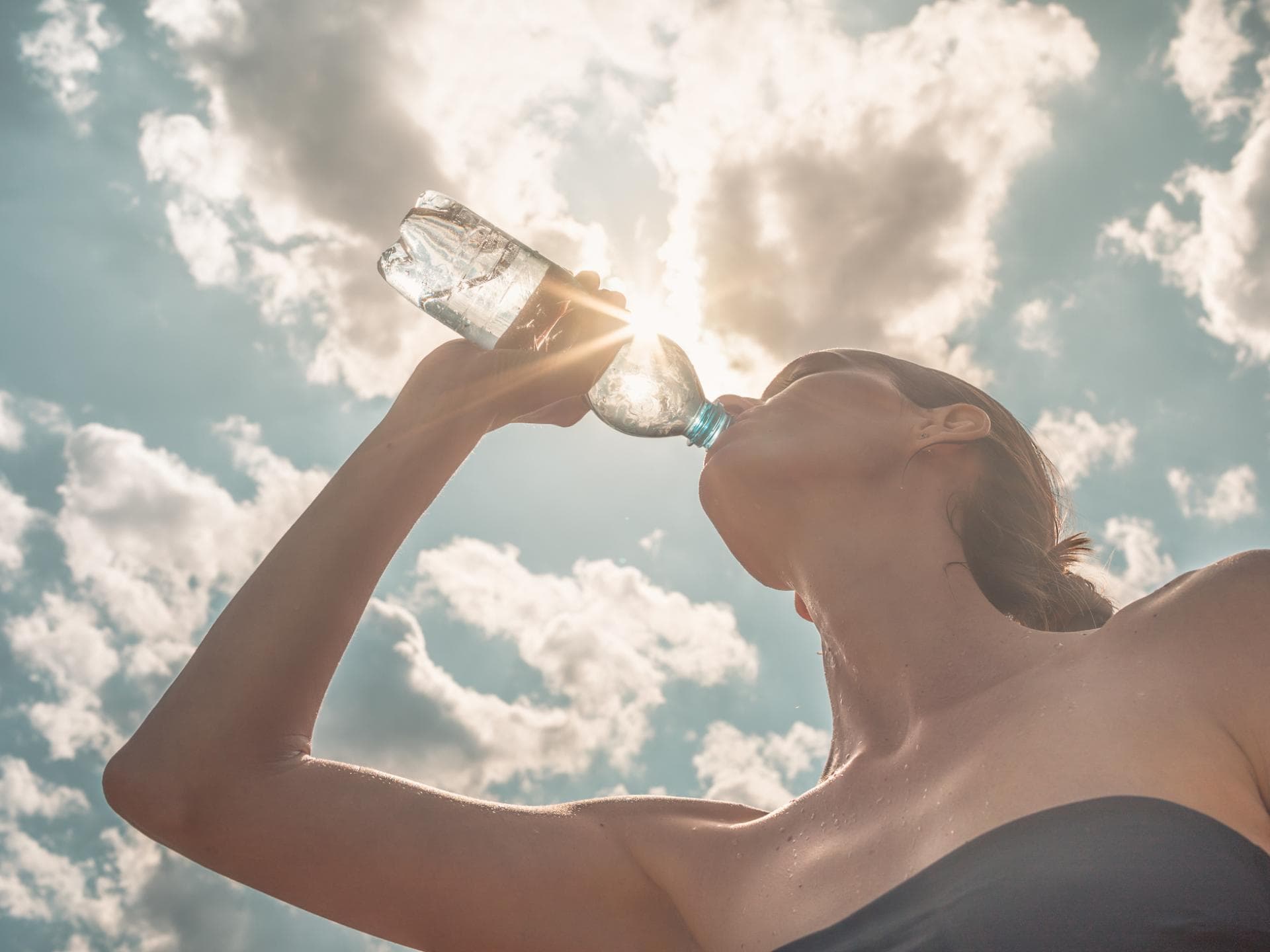 Frau trink Wasser 