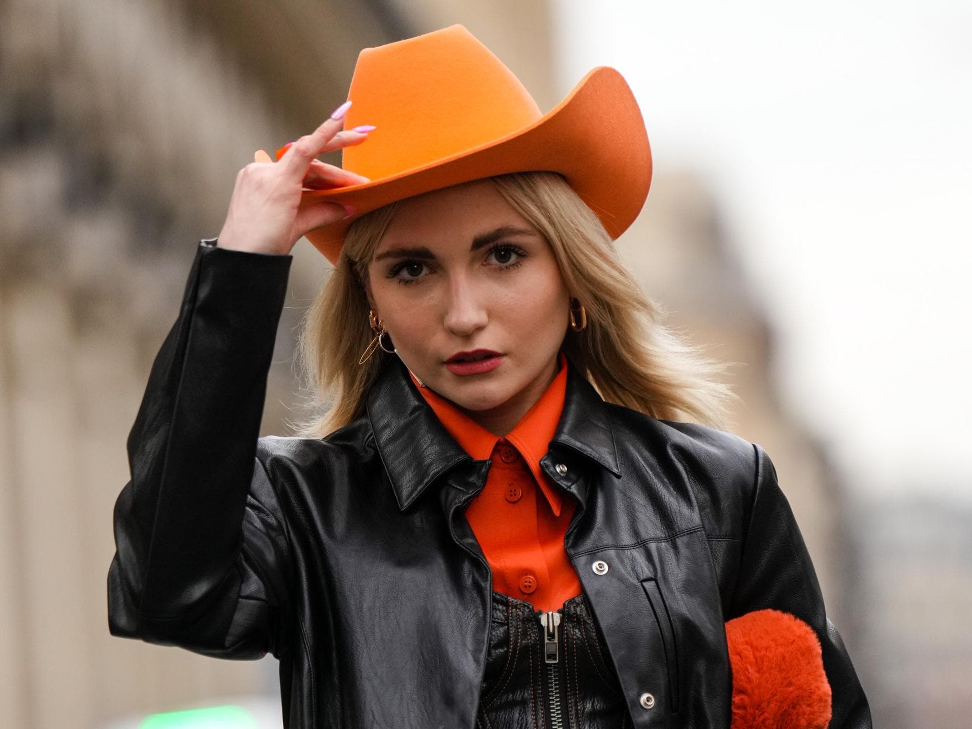 Frau mit orangenem Cowboyhut