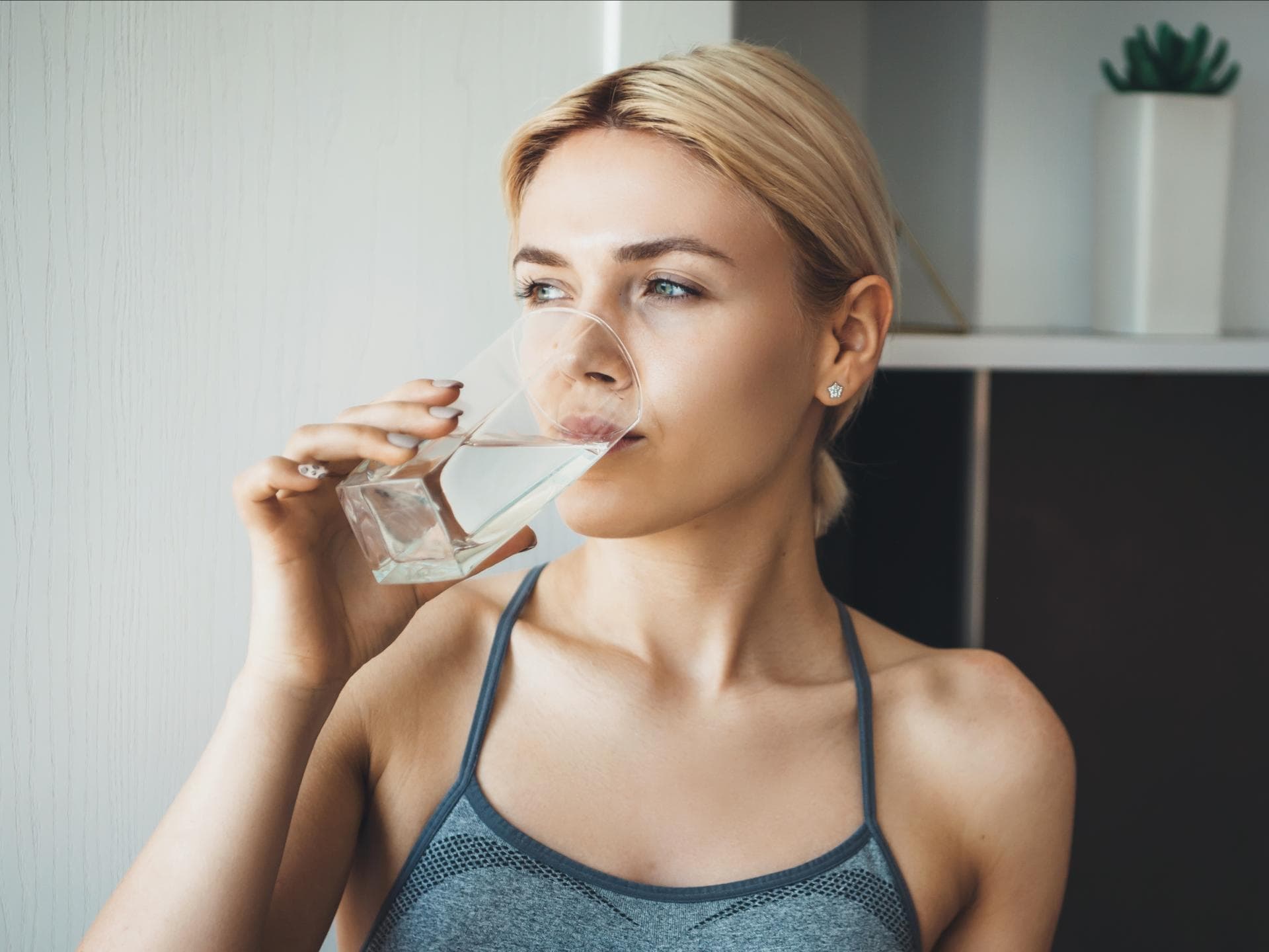 Frau trinkt Glas Wasser