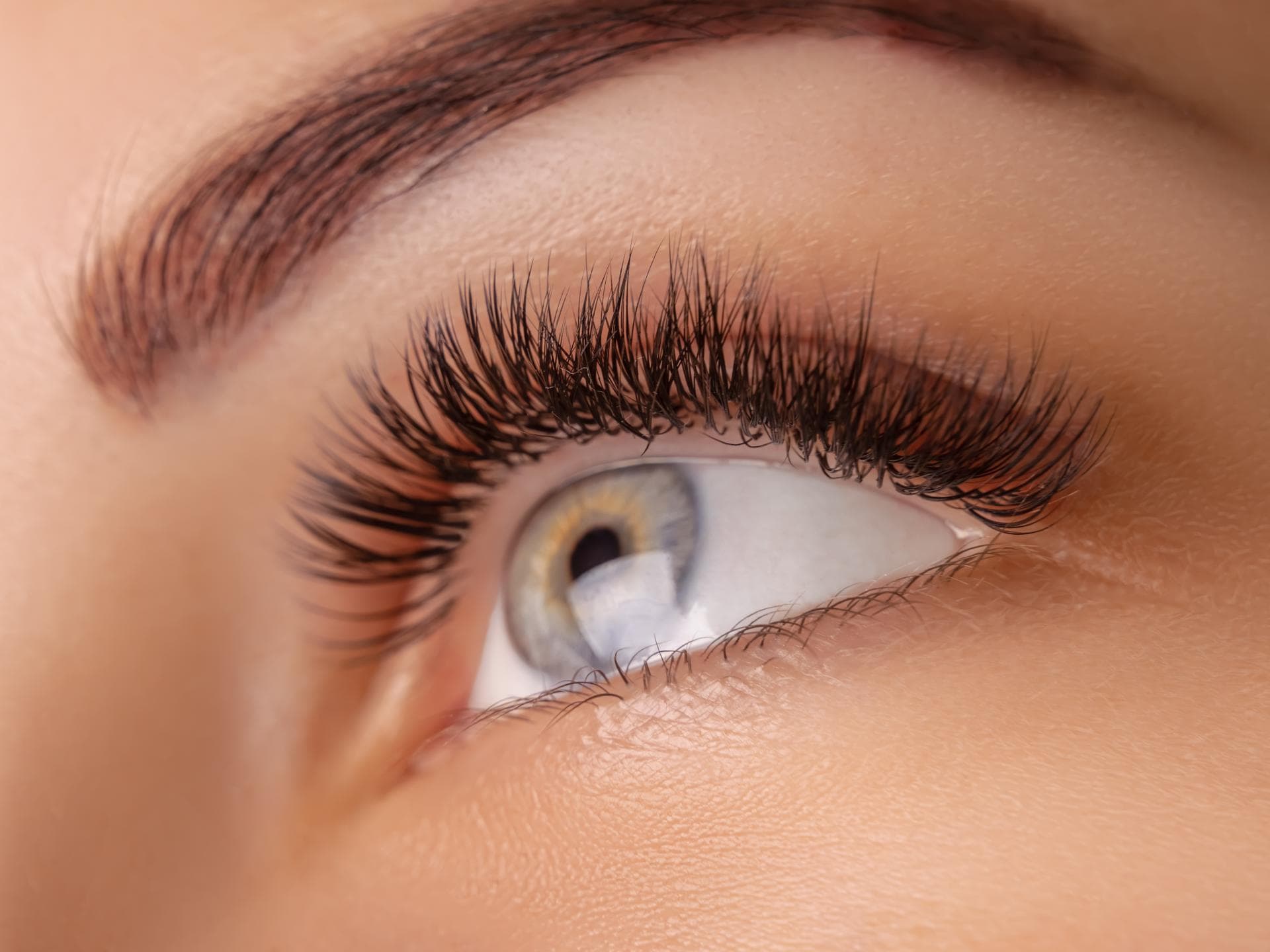 Frau mit langen Wimpern