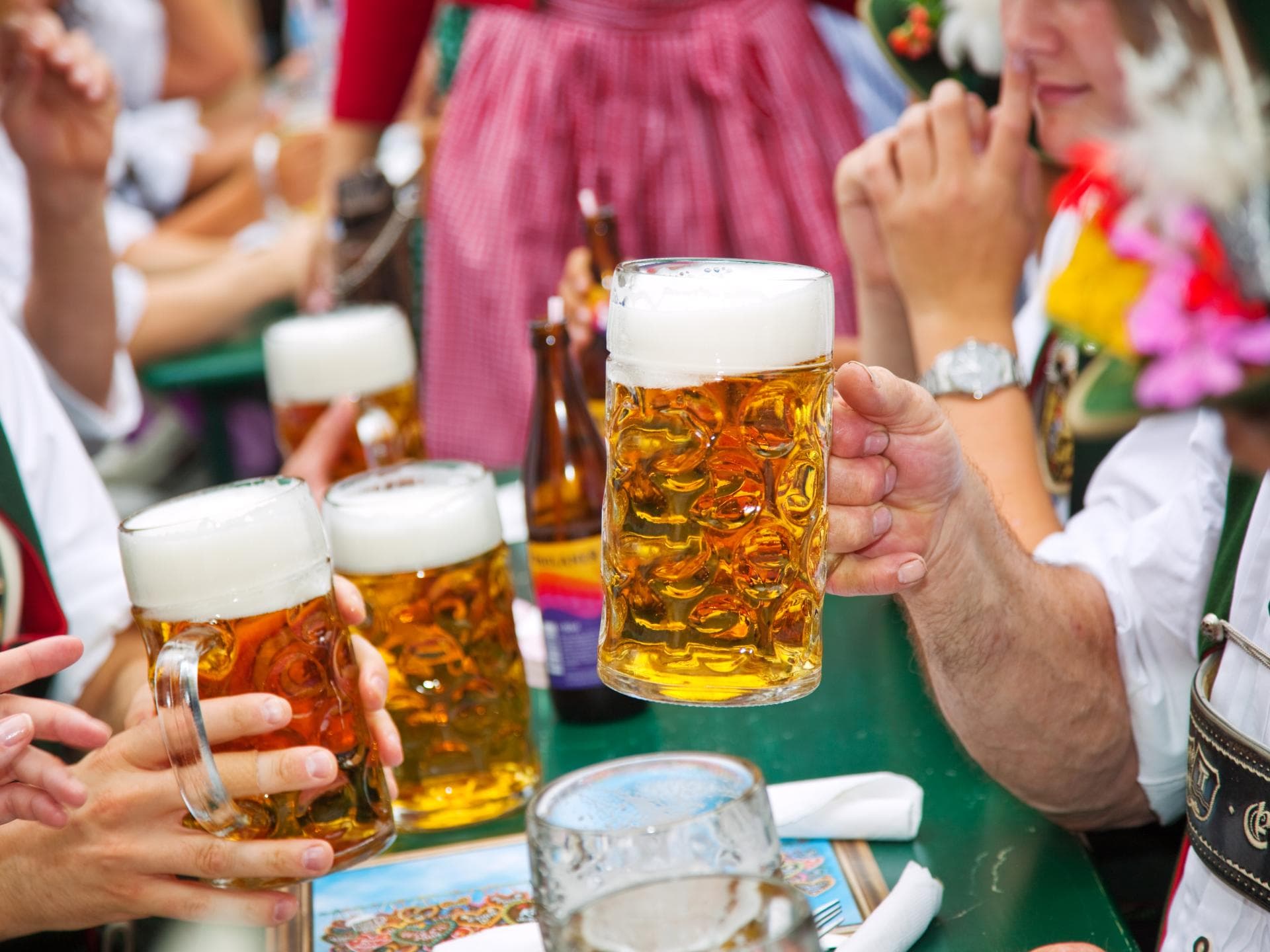 Es wird mit Bierkrügenangestoßen