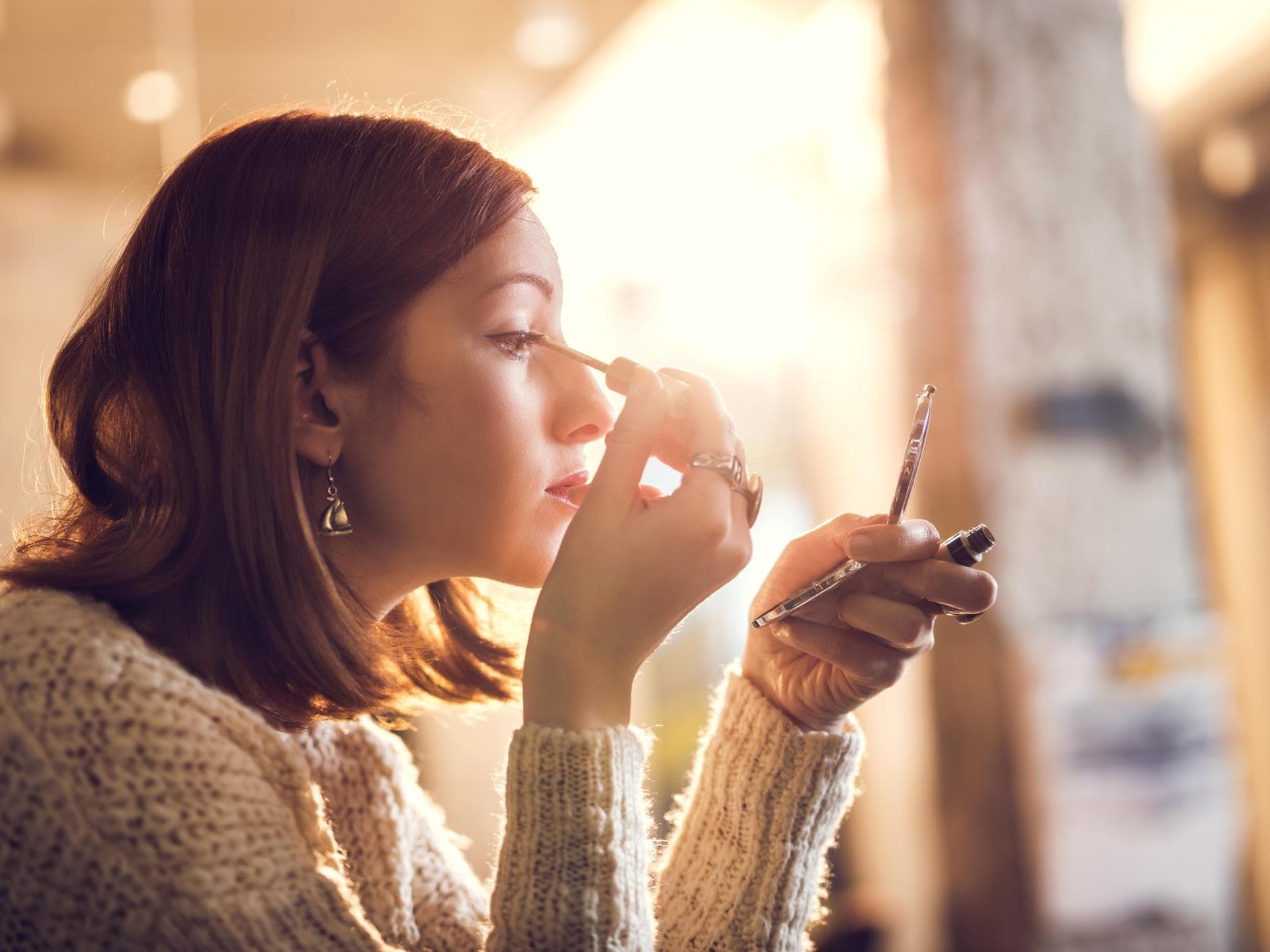Frau trägt Eyeliner auf 