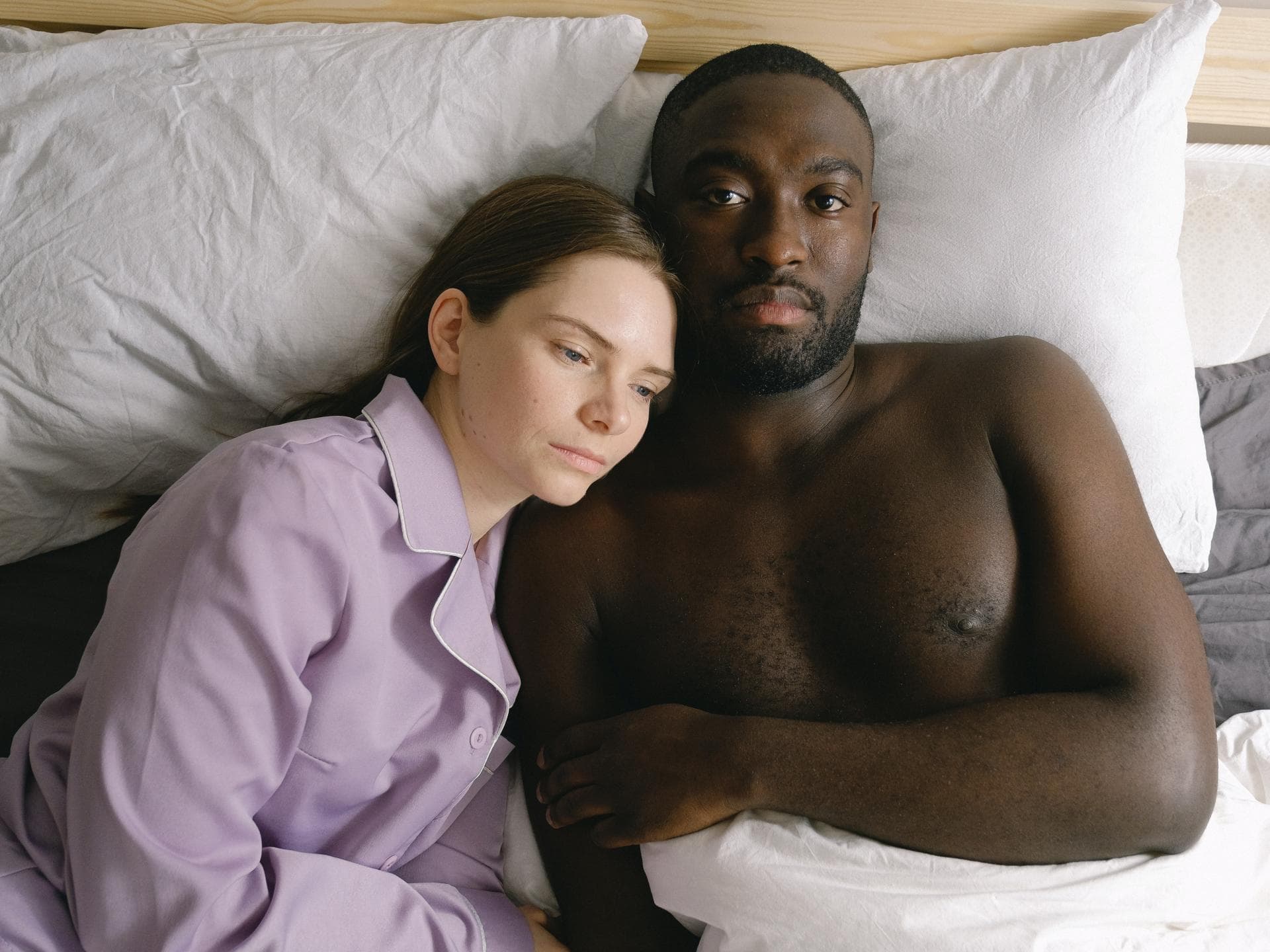Pärchen liegt im Bett