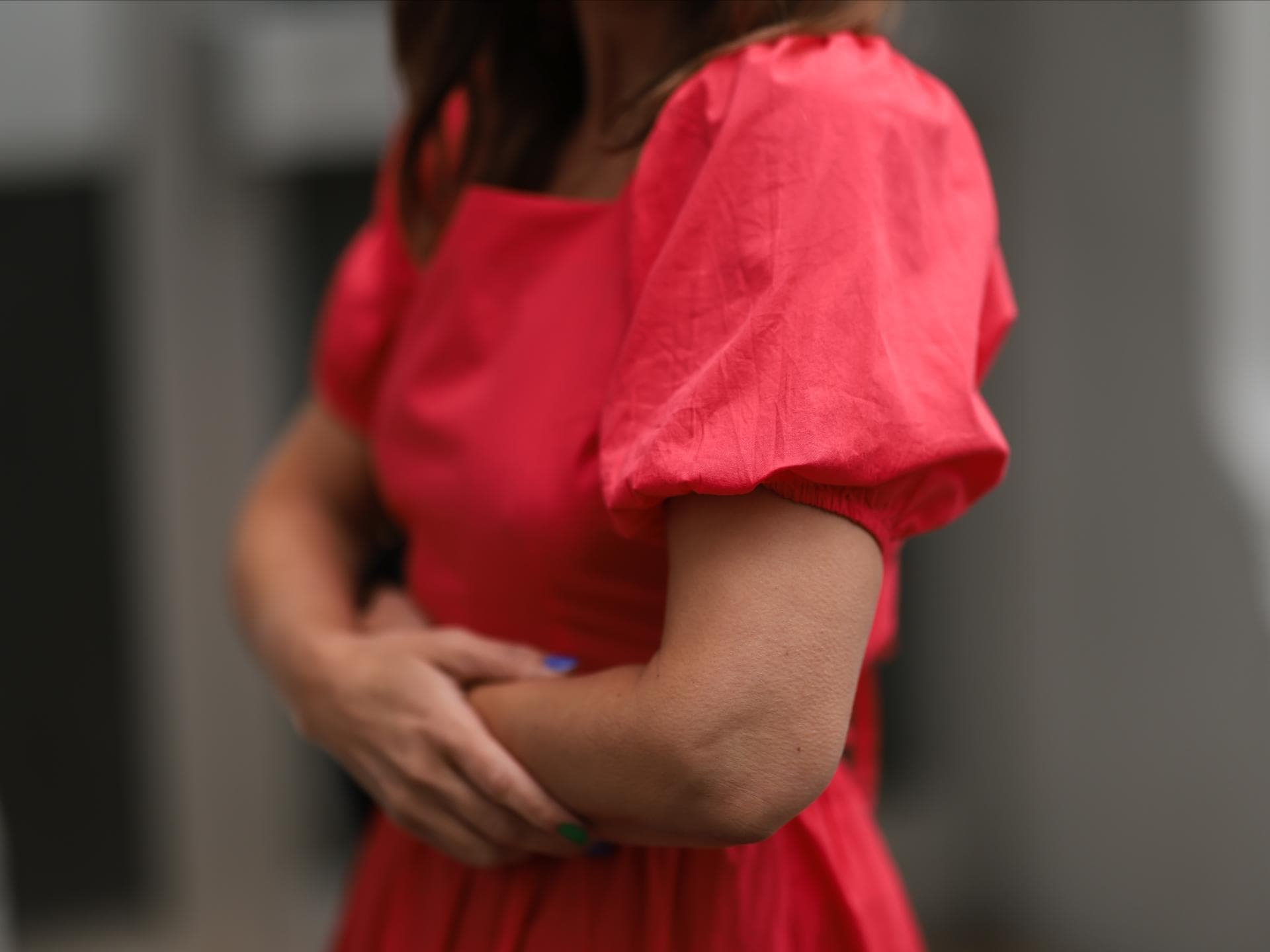 Frau trägt rotes Kleid mit Volants
