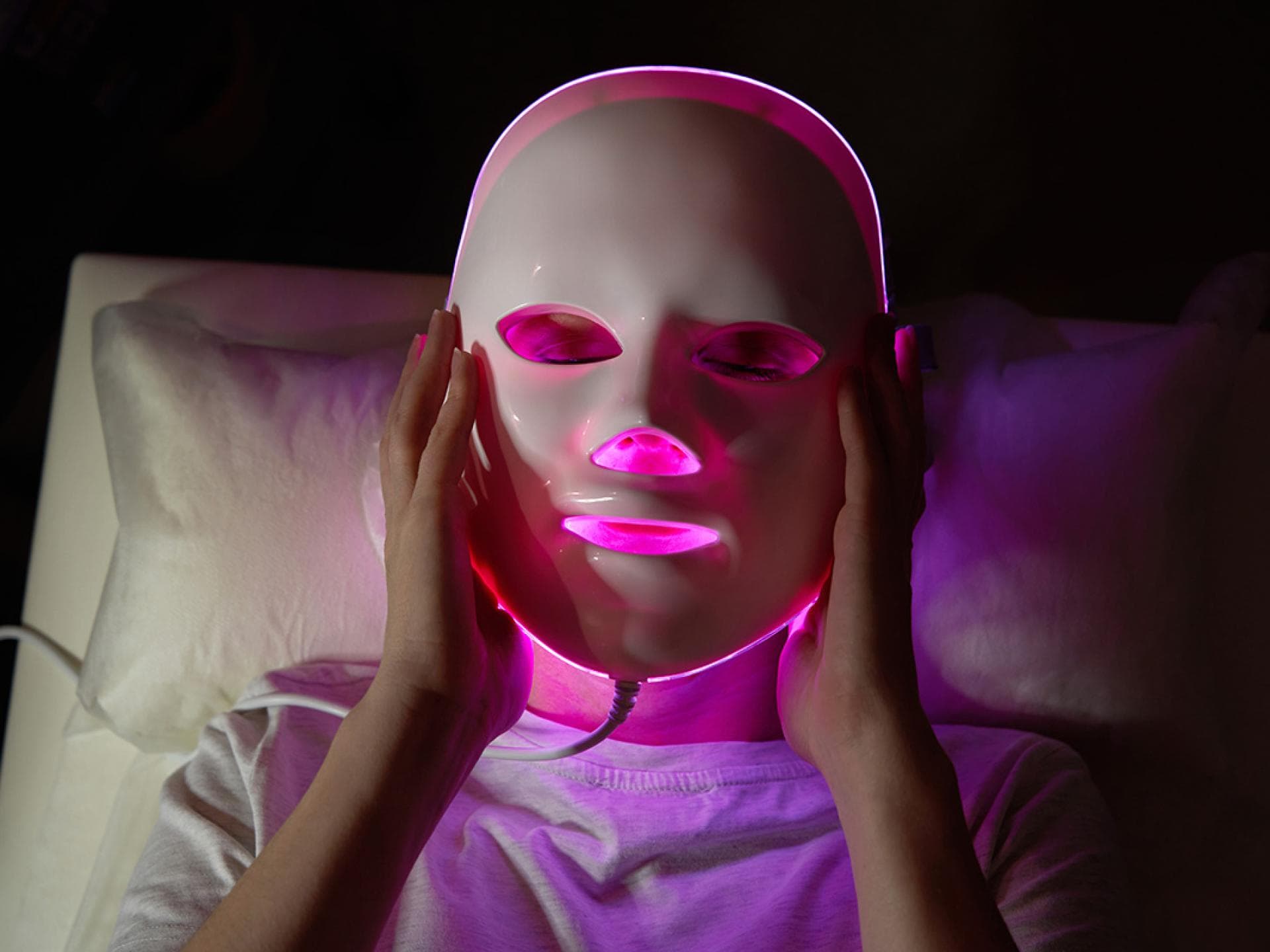 Frau mit LED-Maske