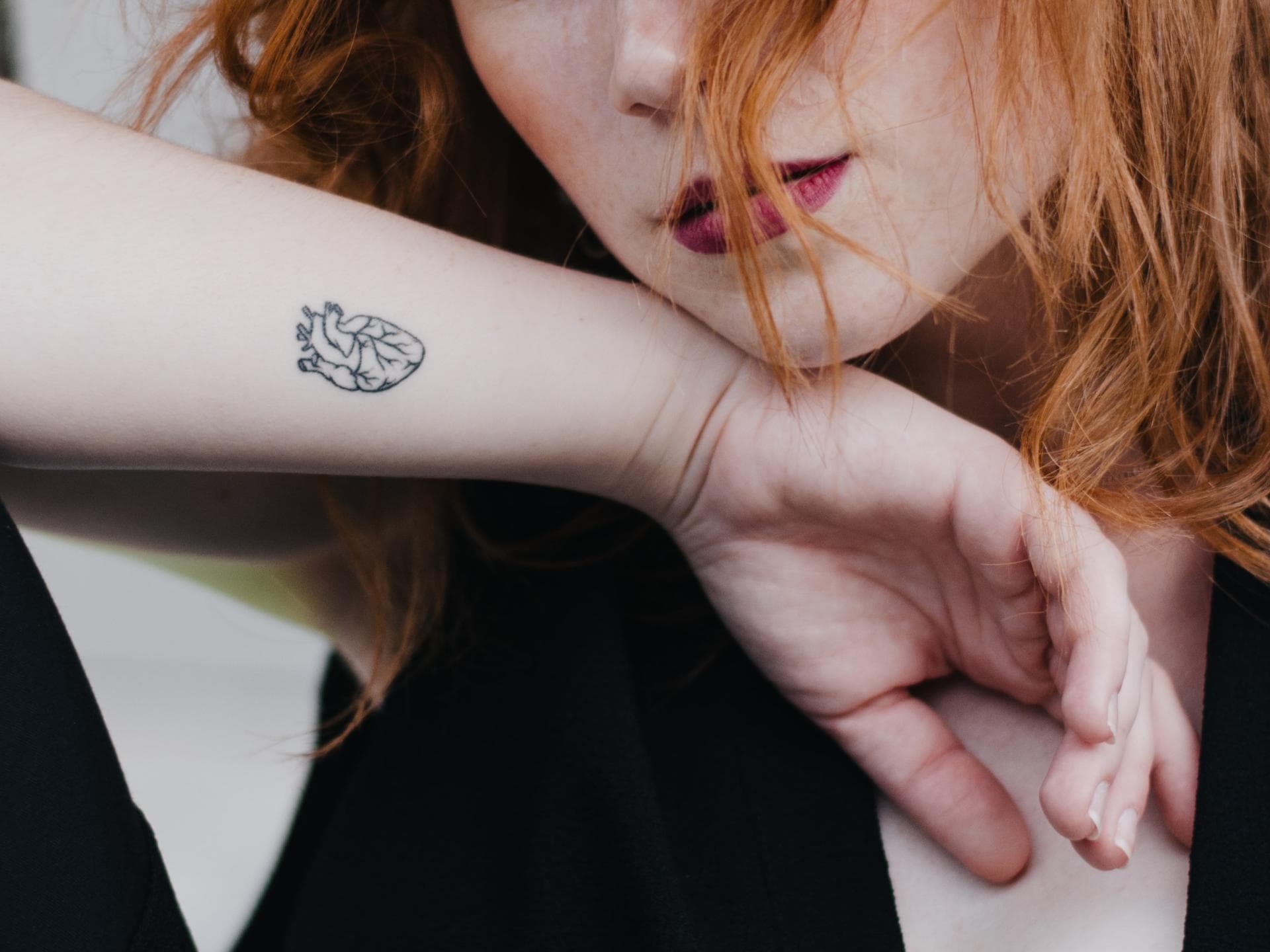 Frau mit Herz-Tattoo