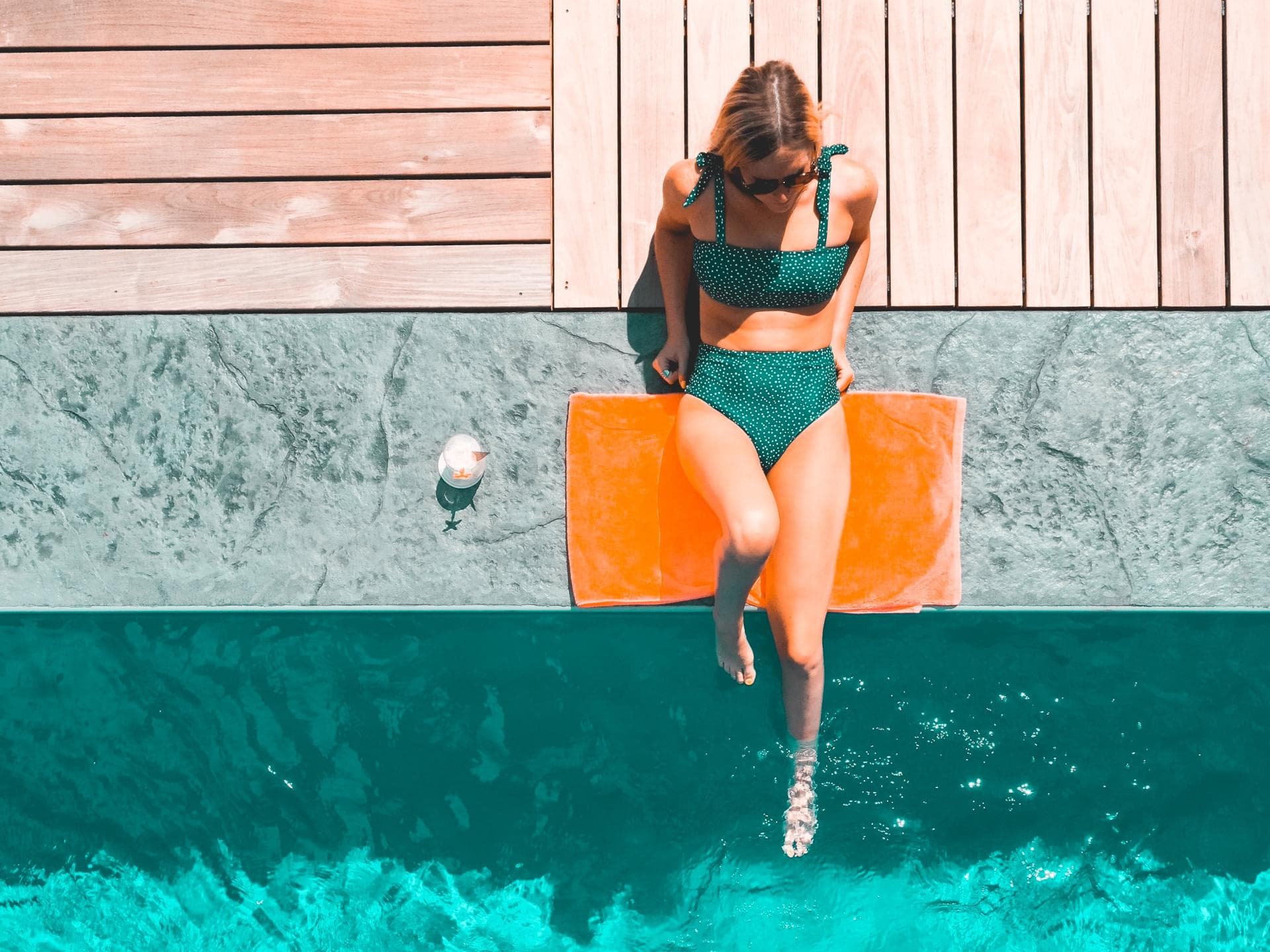 Frau bräunt sich am Pool