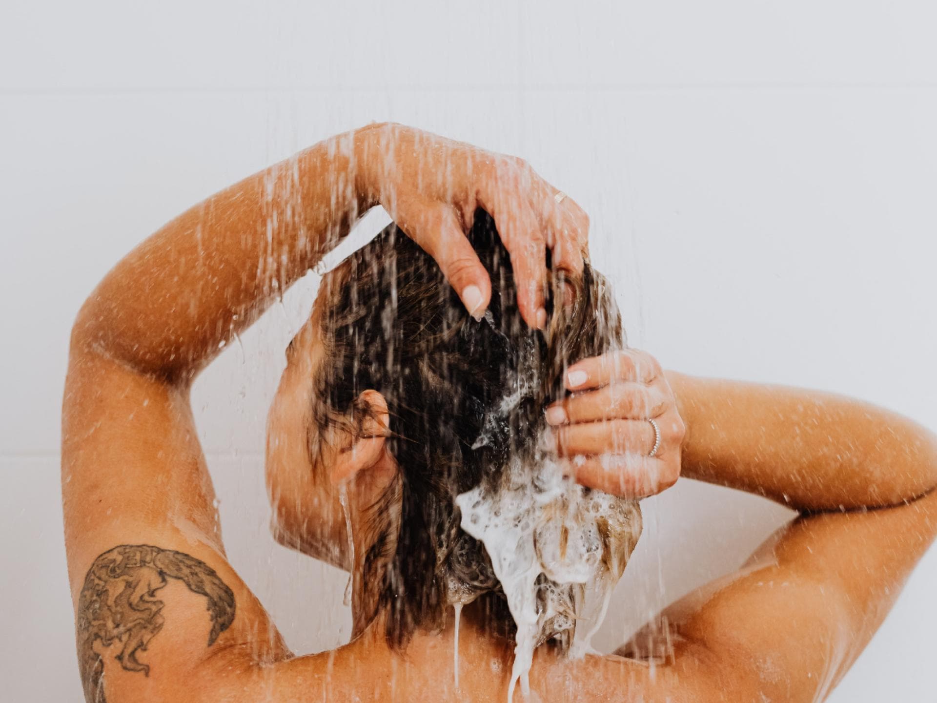 Morgens oder abends Haare waschen