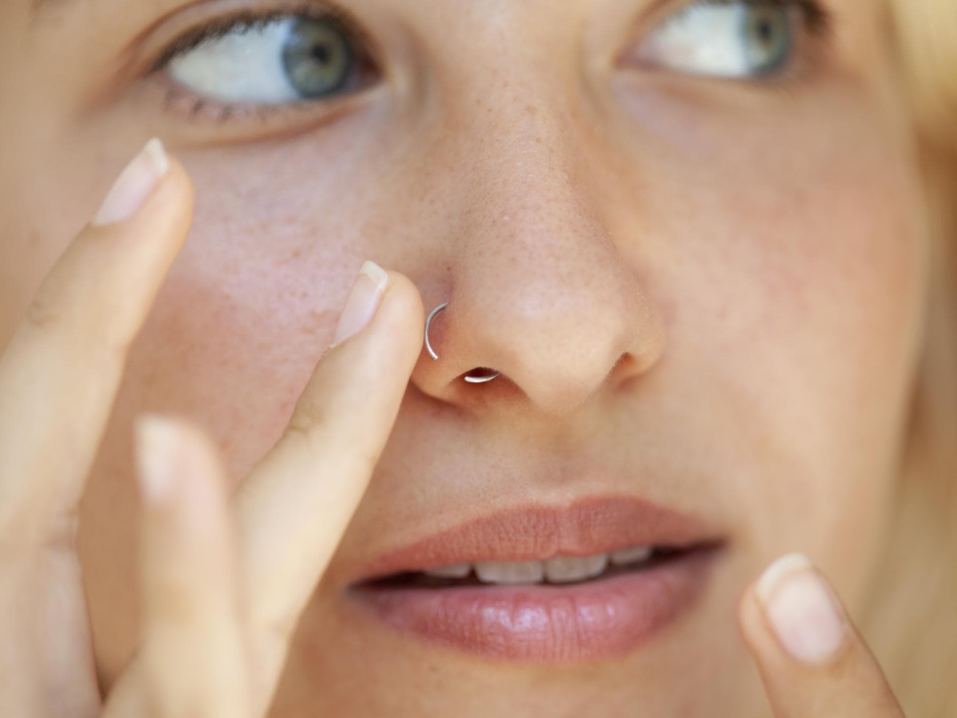 Frau mit Nasenpiercing