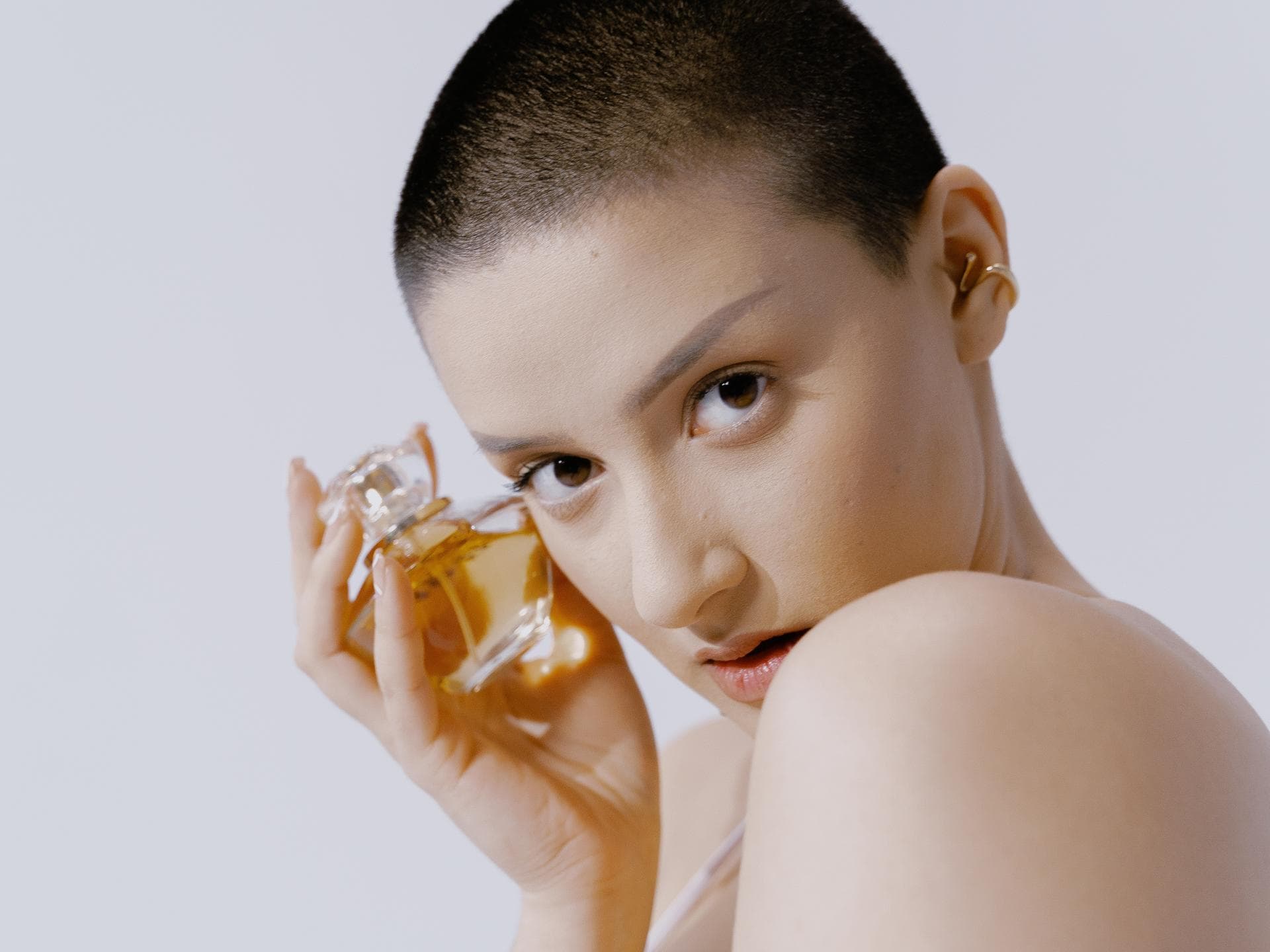 Frau mit Parfumflasche
