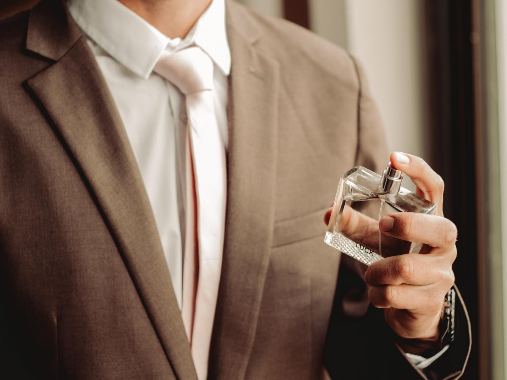 Mann mit Parfum