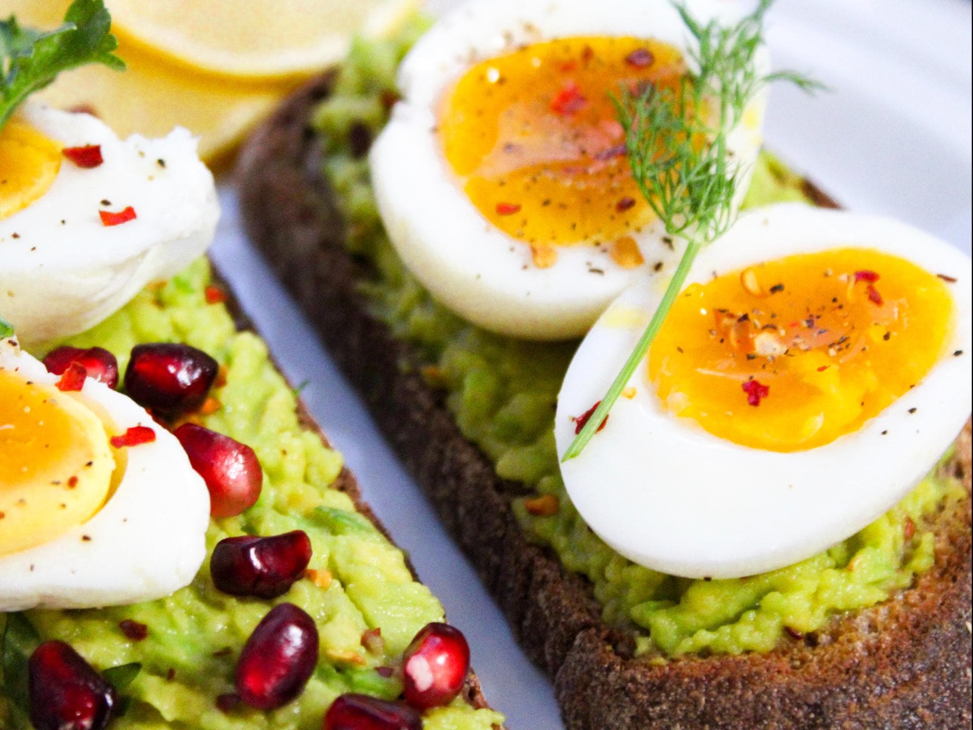 Brot mit Ei und Avocado