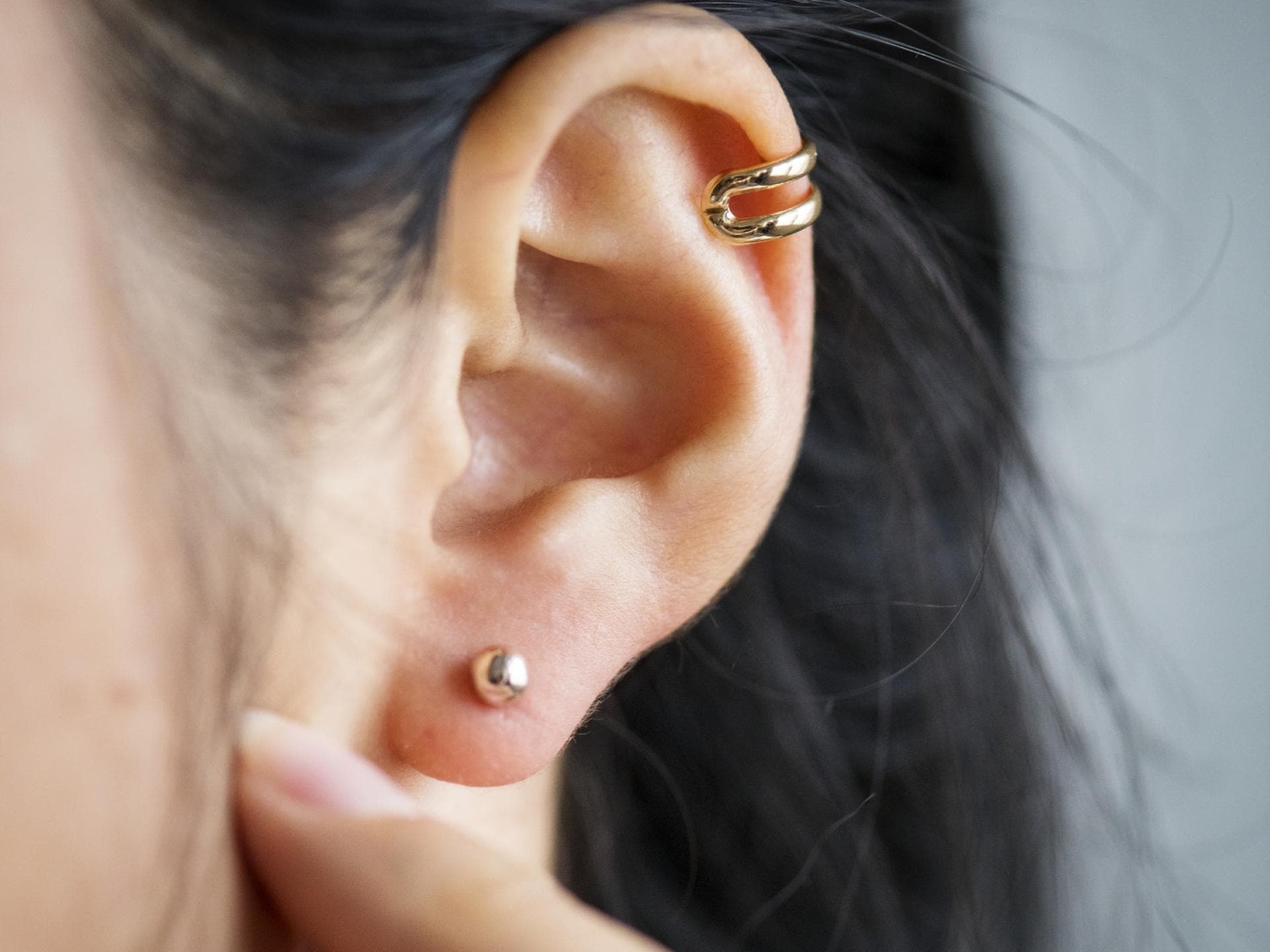Frau mit Helix Piercing