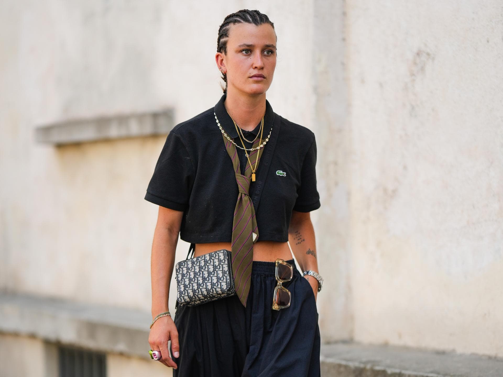 Frau in schwarzem Poloshirt