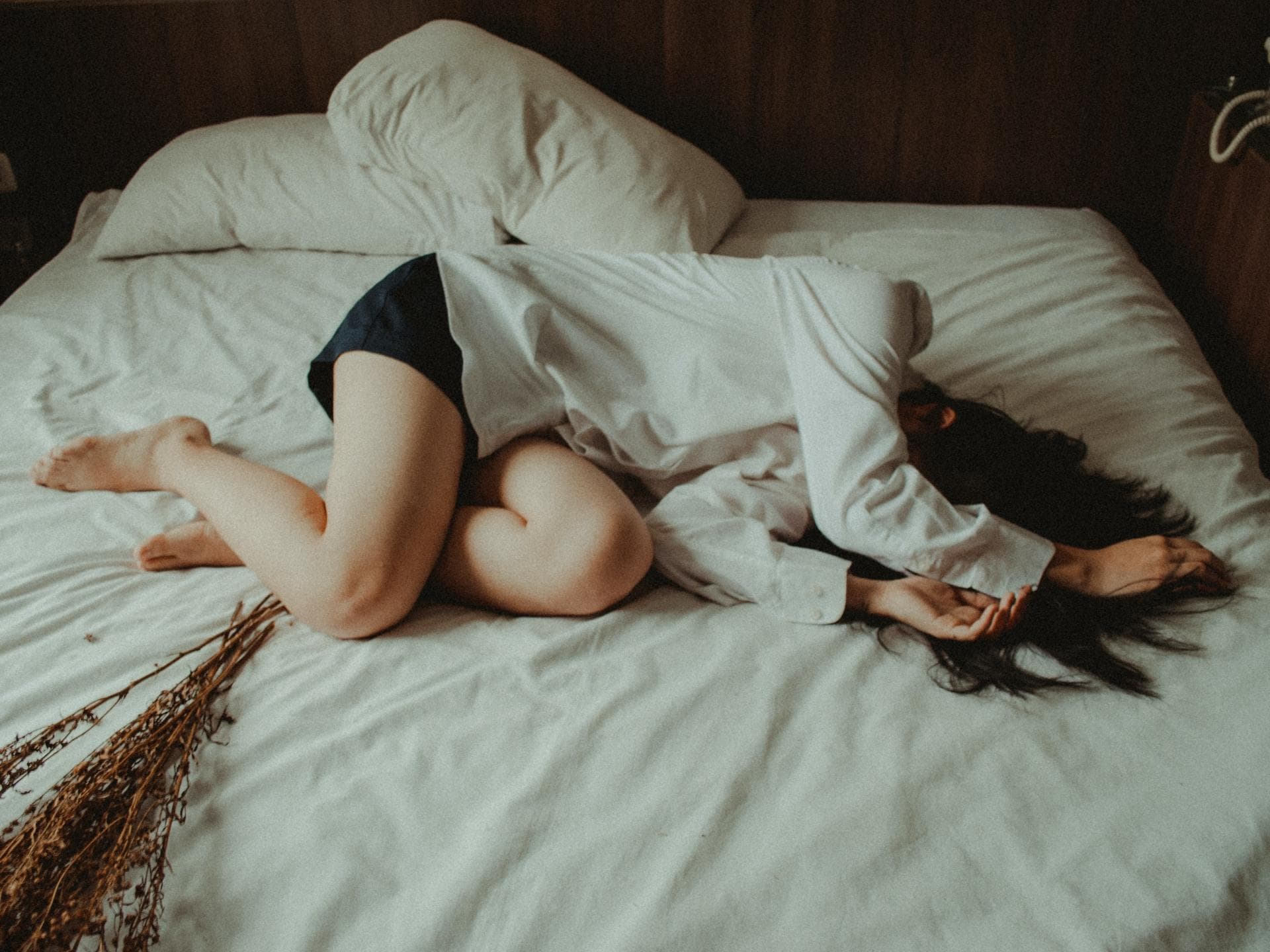 Frau liegt im Bett