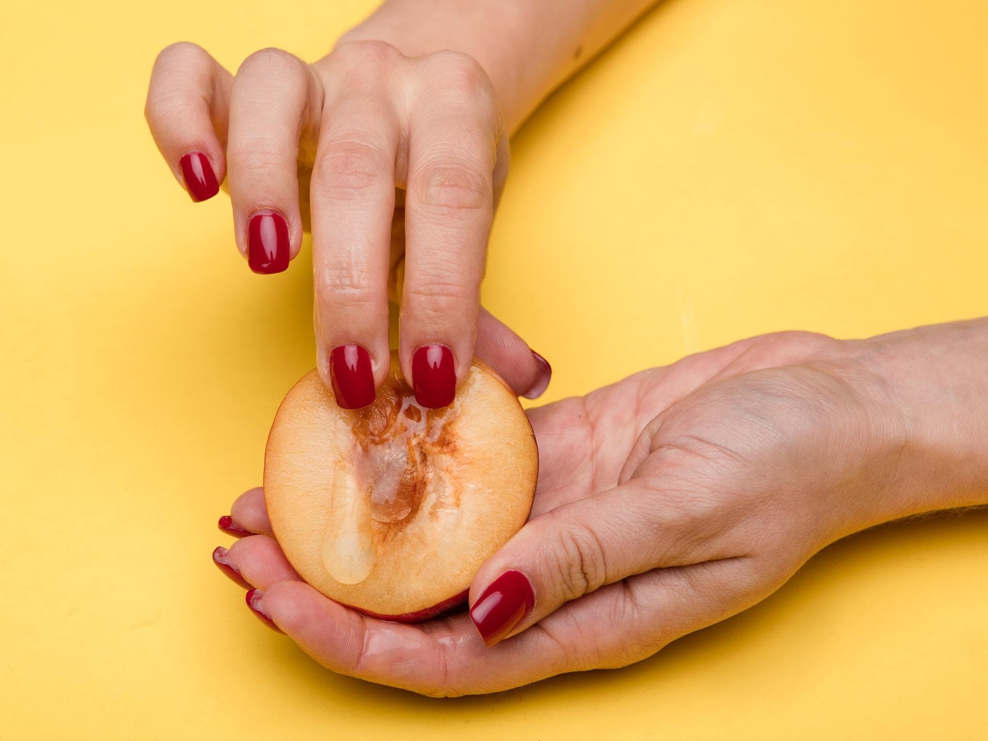 Finger auf Pfirsich