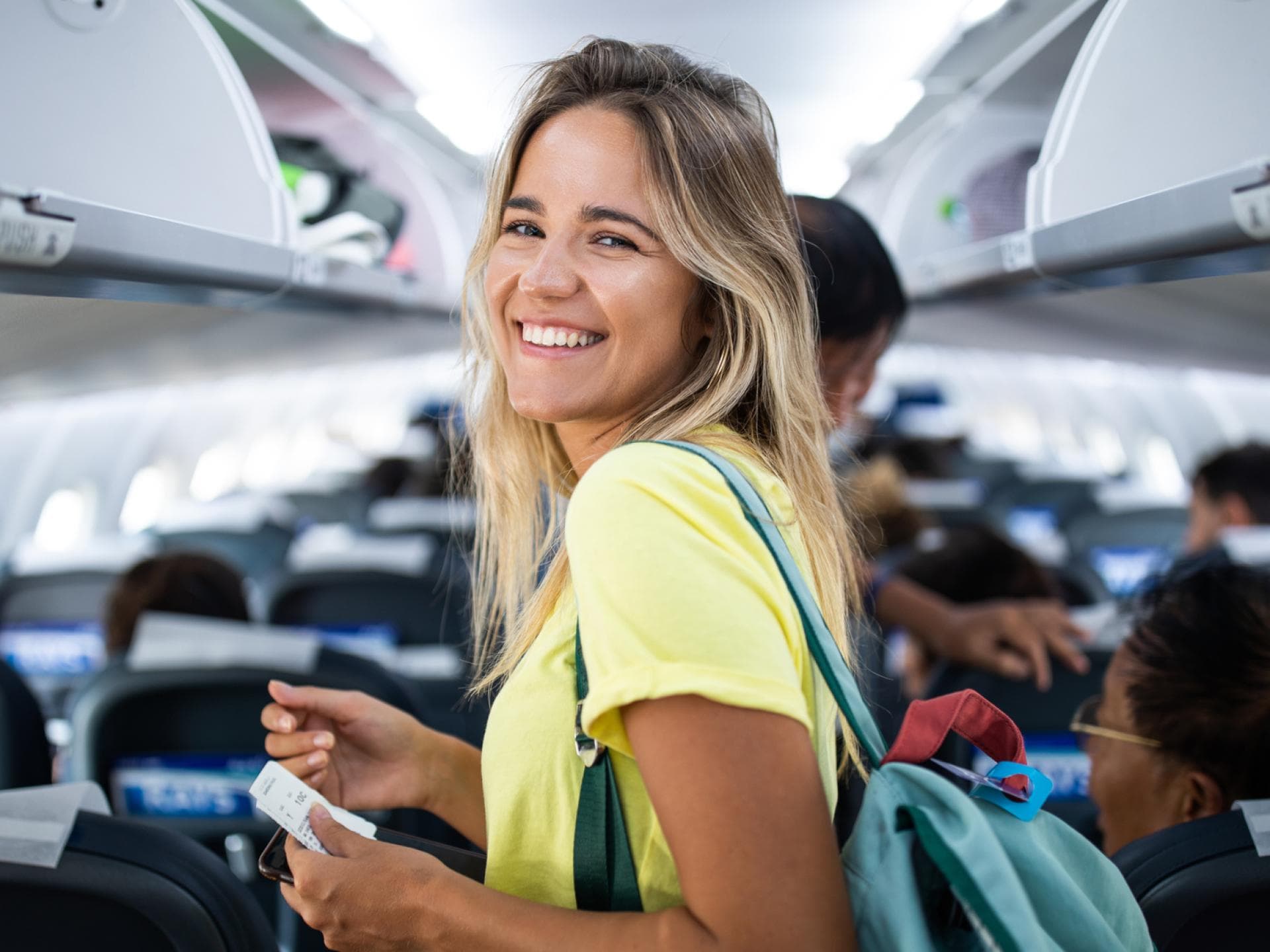 Frau im Flugzeuggang