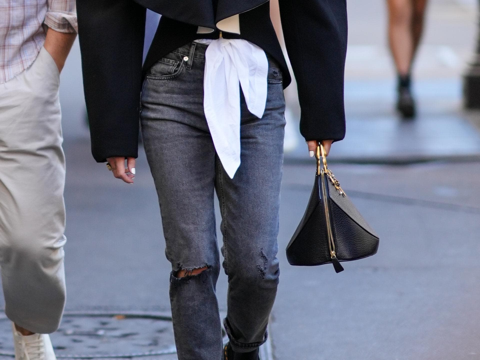 Emma Watson trägt graue Skinny Jeans